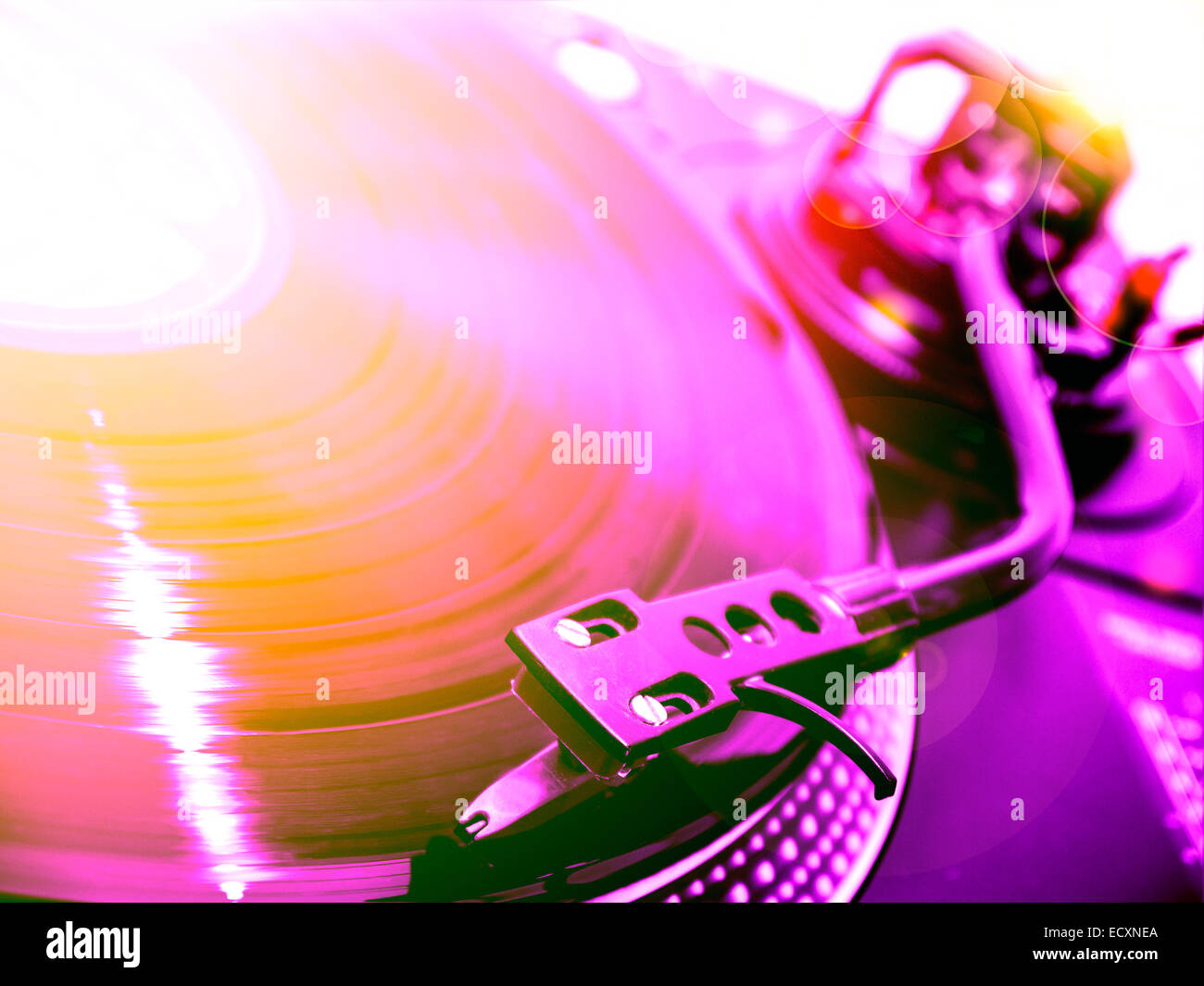 DJ-Plattenspieler mit violett und Orange Licht Stockfoto
