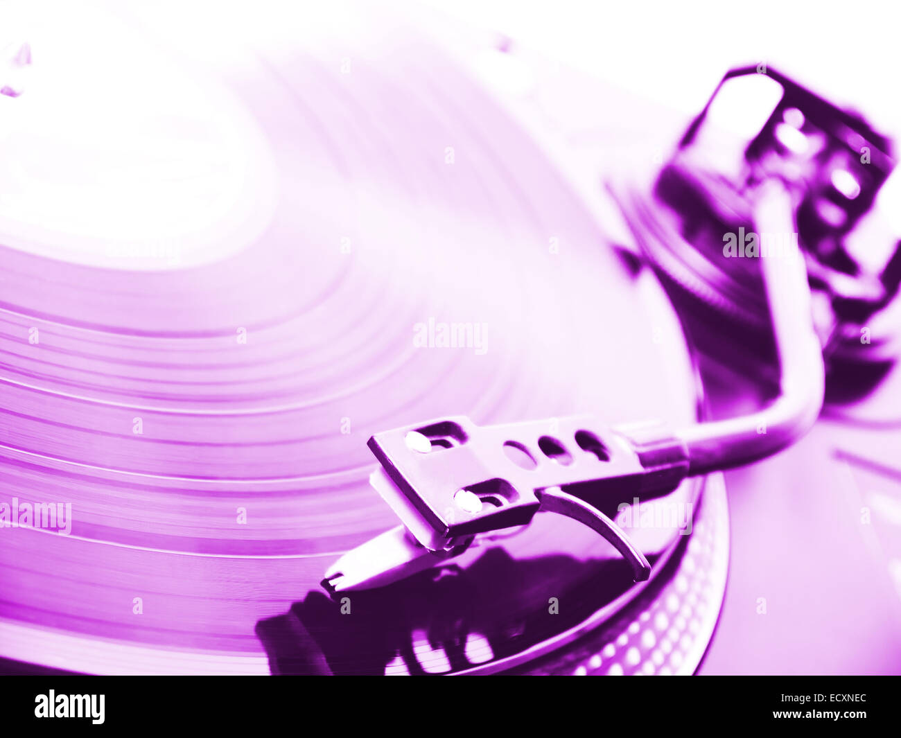 DJ Plattenspieler, violette Farbe, Textfreiraum Stockfoto