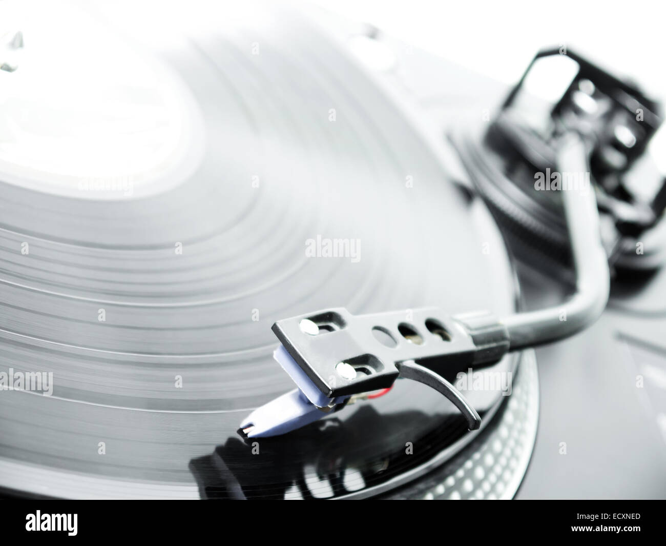 DJ-Plattenspieler spielt Musik aus einem Datensatz Stockfoto