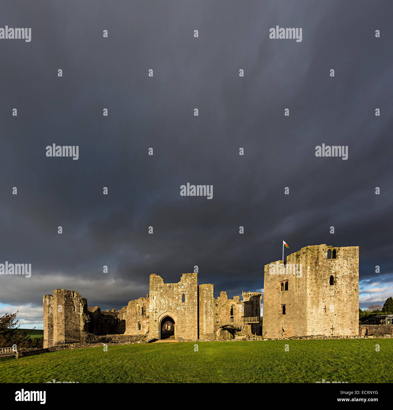 Raglan Castle mit dunklen Wolken, Wales, UK Stockfoto
