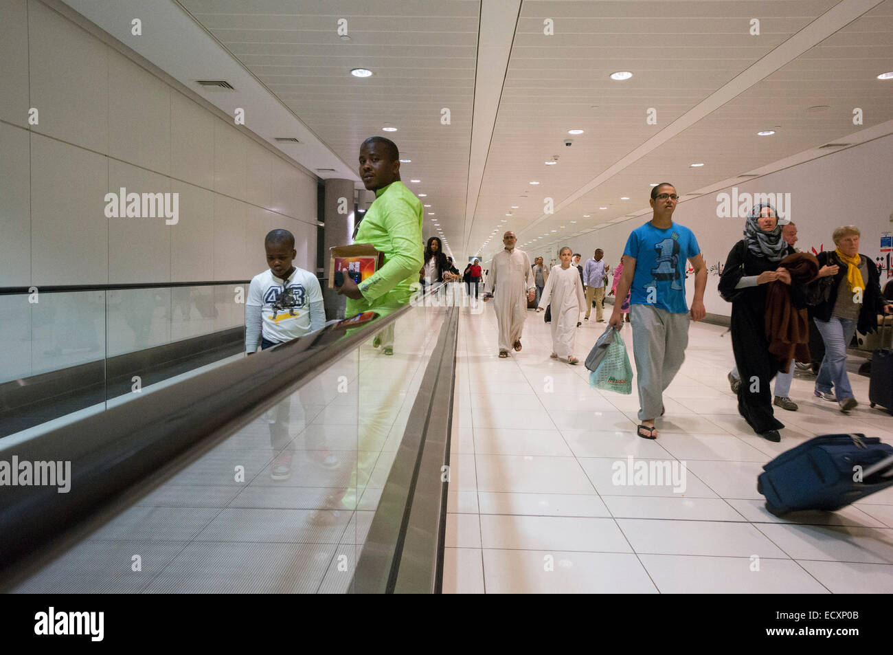 Abu Dhabi Airport - Passagiere, eine Verbindung herzustellen Stockfoto