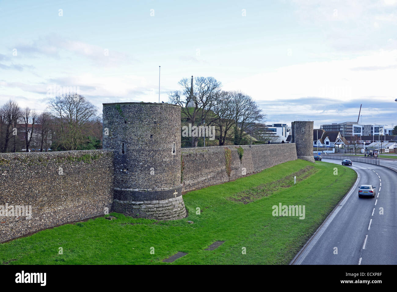 PIN-Hill Canterbury, UK.  Teil der mittelalterlichen Stadtmauer und Dane John Hügel hinter zeigen. Stockfoto