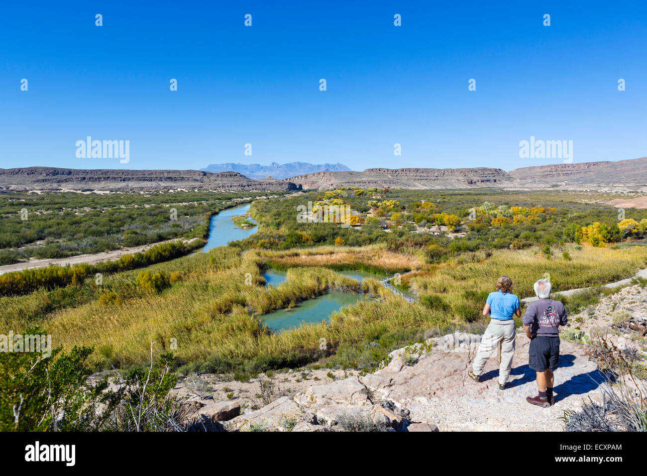 Wanderer auf Lehrpfad im Rio Grande Village mit Blick auf Fluss Rio Grande & mexikanischen Grenze, Big Bend National Park, Texas, USA Stockfoto