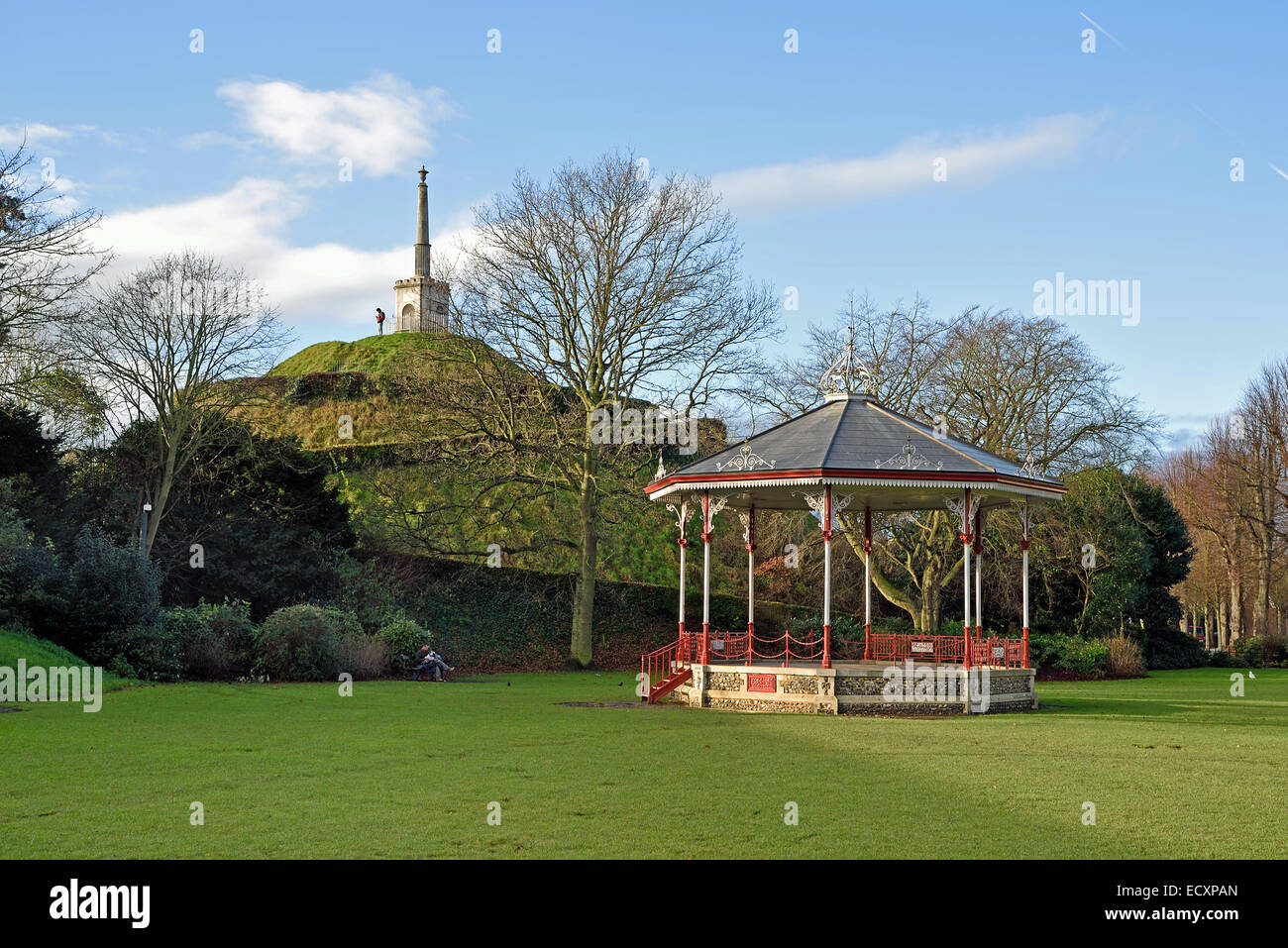 Dane John Hügel und der viktorianischen Musikpavillon im Dane John Gärten, Canterbury, Kent, UK Stockfoto