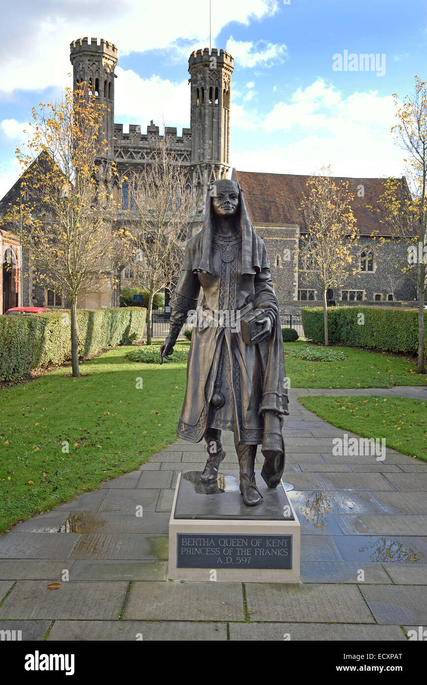 Statue von Berha, Königin von Kent in Lady Wootton´s Grün, Canterbury, UK. Abt Fyndon ist s große Tor im Hintergrund. Stockfoto