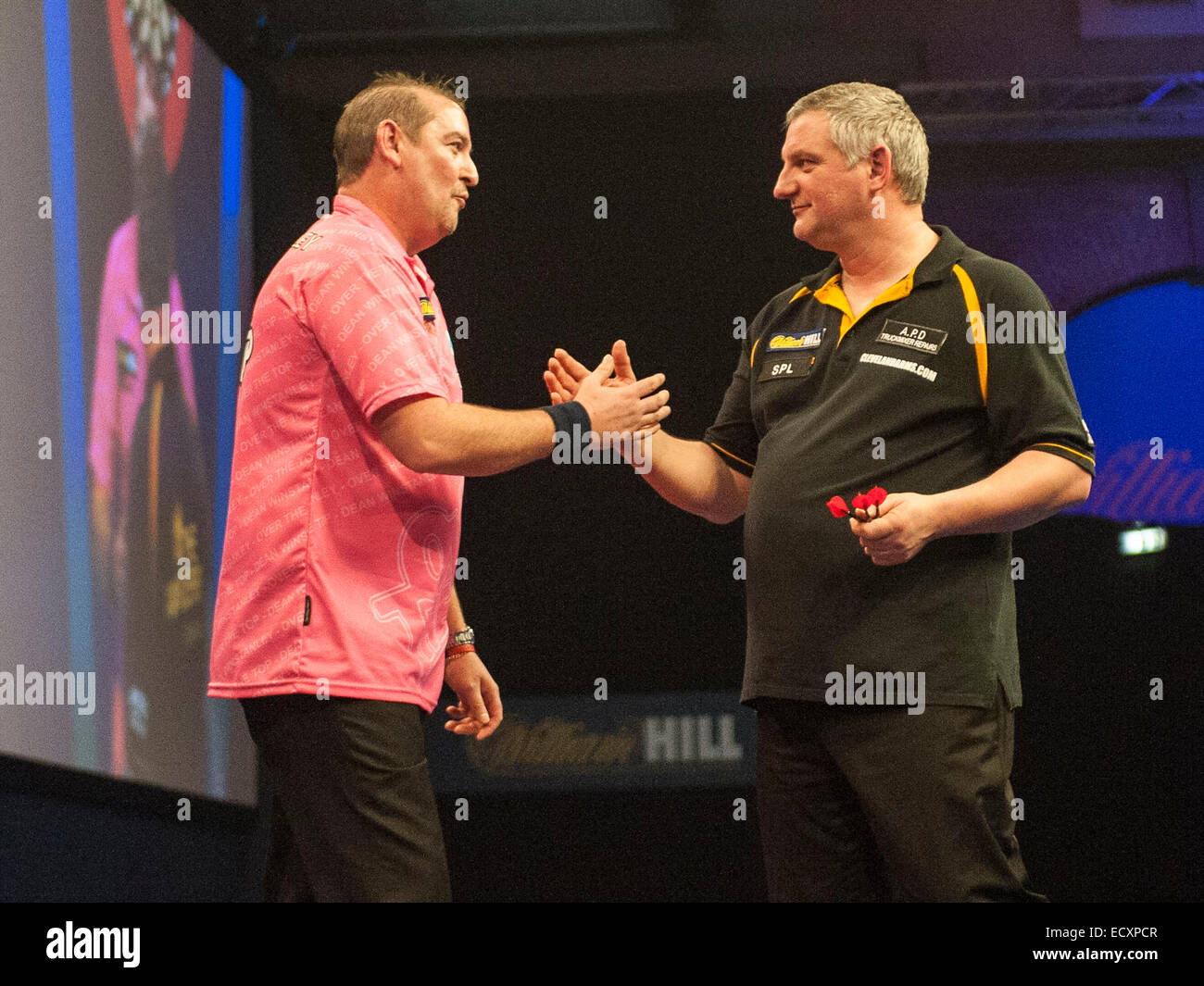 London, UK. 21. Dezember 2014. William Hill World Darts Championship. Dean Winstanley (26) [ENG] und Wayne Jones [ENG] Handschlag nach dem Spiel. Winstanley besitzen das Spiel 3: 2 Credit: Action Plus Sport/Alamy Live News Stockfoto