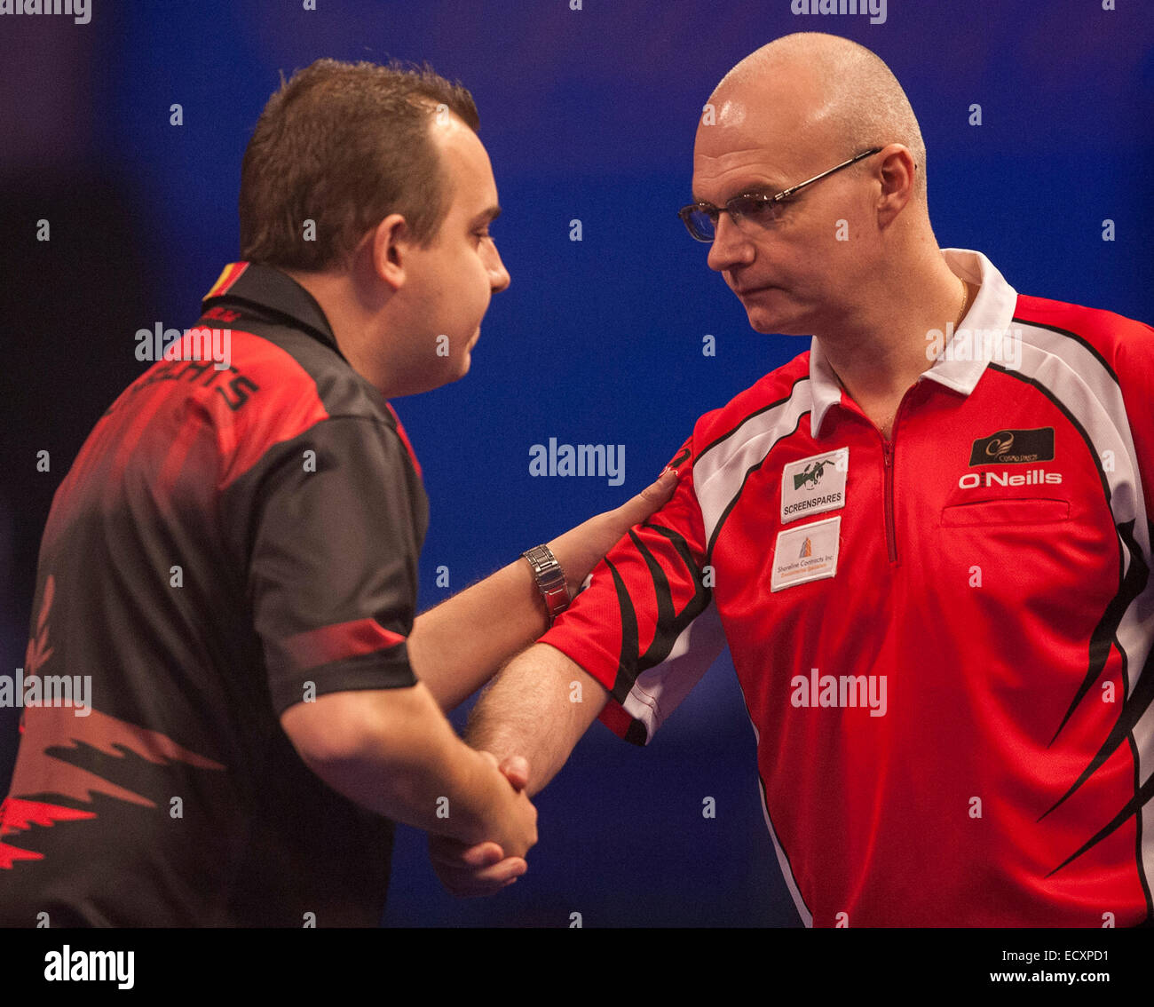 London, UK. 21. Dezember 2014. William Hill World Darts Championship. Kim Huybrechts (18) [BEL] schüttelt Hände mit Mickey Mansell [NIR] vor ihrem Spiel. Bildnachweis: Aktion Plus Sport/Alamy Live-Nachrichten Stockfoto