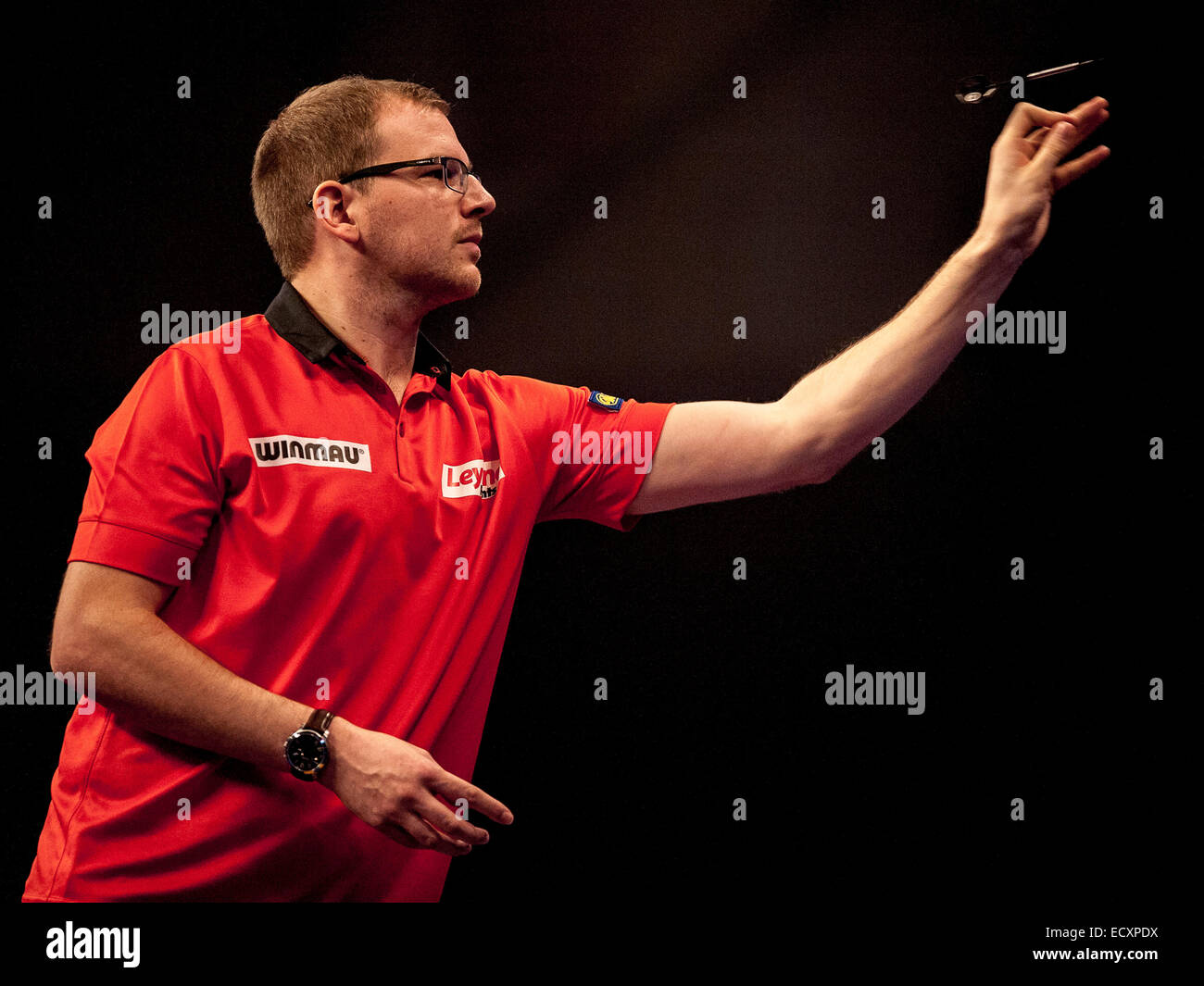 London, UK. 21. Dezember 2014. William Hill World Darts Championship. Mark Webster (31) [WAL] in Aktion während seines Spiels mit Ron Meulenkamp [NED]. Webster gewann das Spiel 3: 1. Bildnachweis: Aktion Plus Sport/Alamy Live-Nachrichten Stockfoto