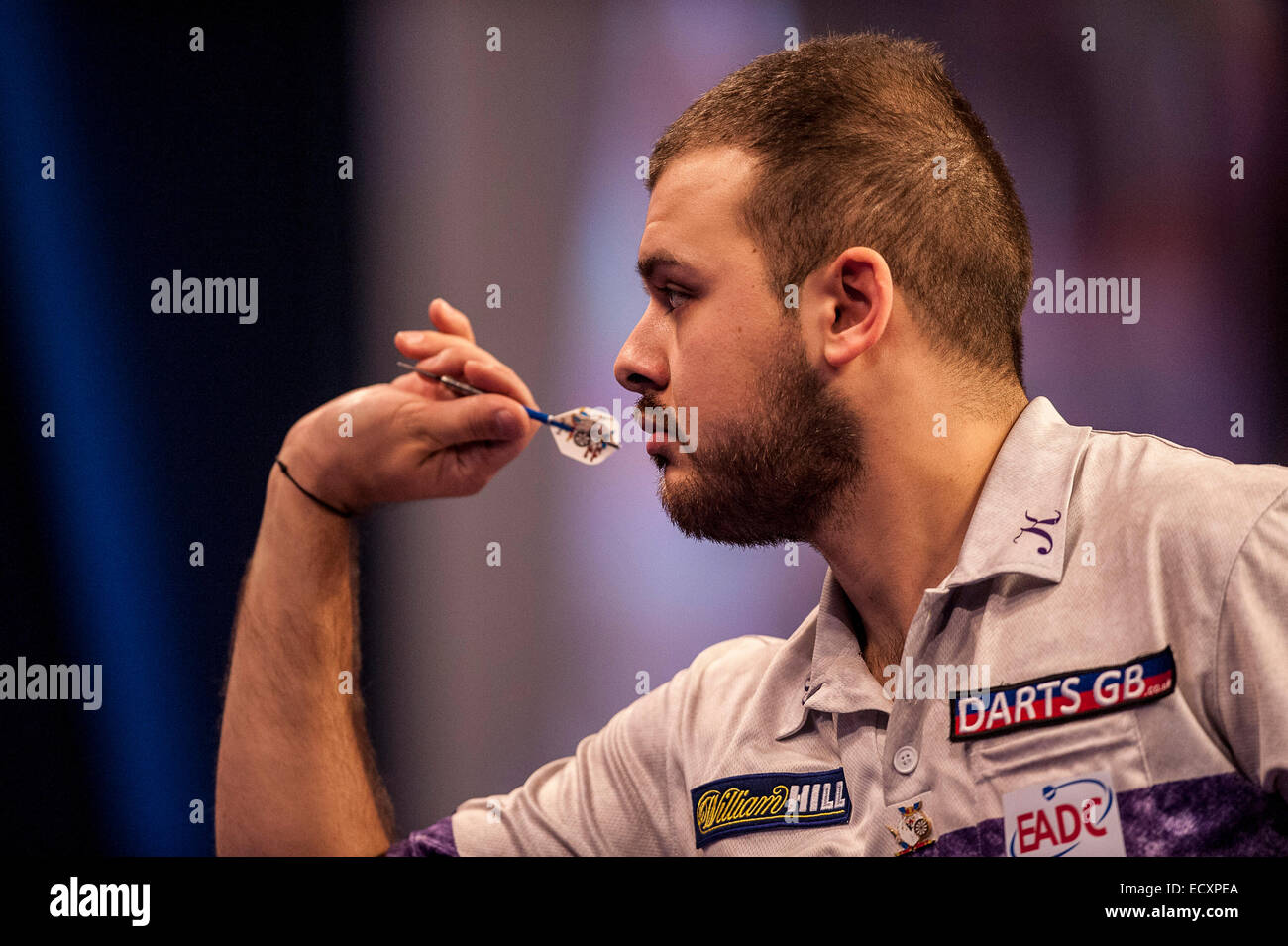 London, UK. 21. Dezember 2014. William Hill World Darts Championship. Qualifizierer Boris Koltsov [RUS] in Aktion während seines Spiels mit Kevin Painter (20) [ENG]. Maler gewann das Match Credit: Action Plus Sport/Alamy Live News Stockfoto