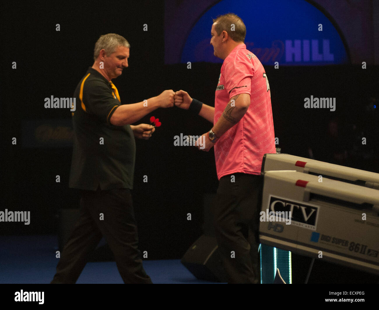 London, UK. 21. Dezember 2014. William Hill World Darts Championship. Wayne Jones [ENG] schüttelt Hände mit Dean Winstanley (26) [ENG] vor ihrem Spiel. Bildnachweis: Aktion Plus Sport/Alamy Live-Nachrichten Stockfoto