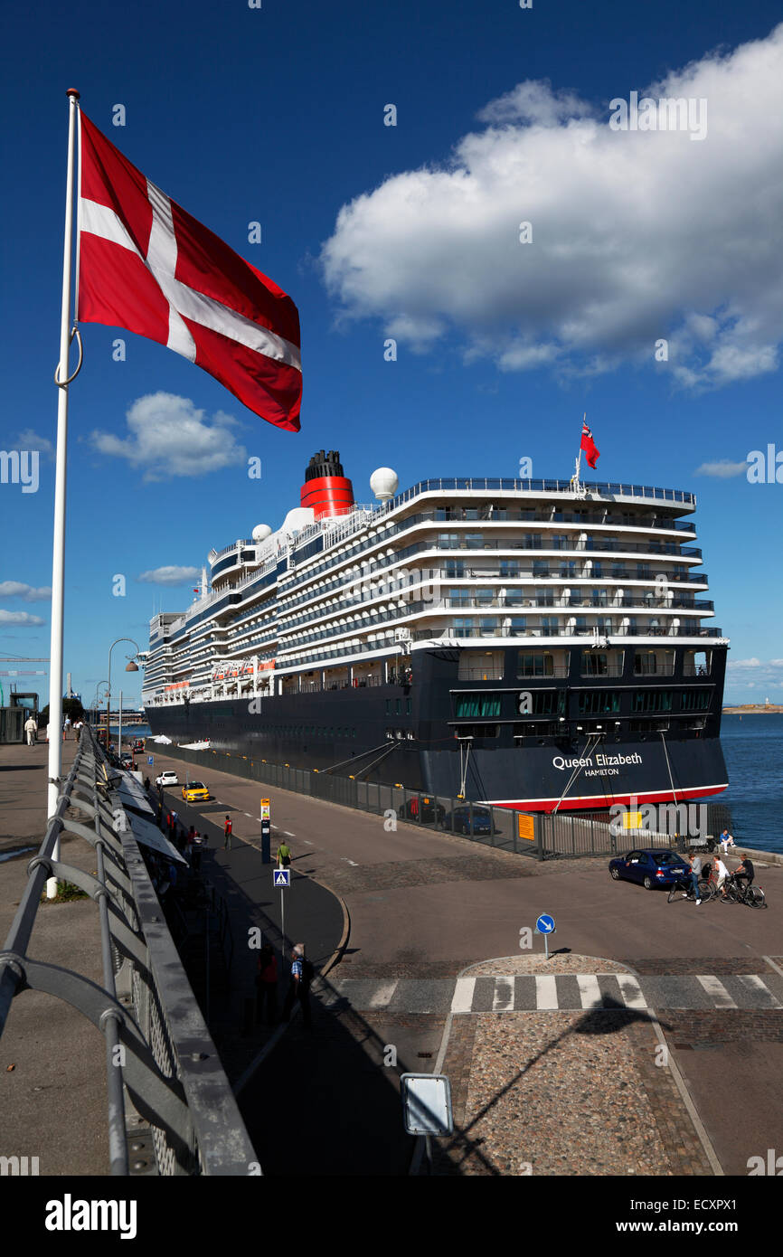 Das neueste Kreuzfahrtschiff der MS Queen Elizabeth am Langelinie-Pier im Hafen von Kopenhagen, Dänemark, an einem sonnigen Sommertag. Cunard QE 3. Stockfoto