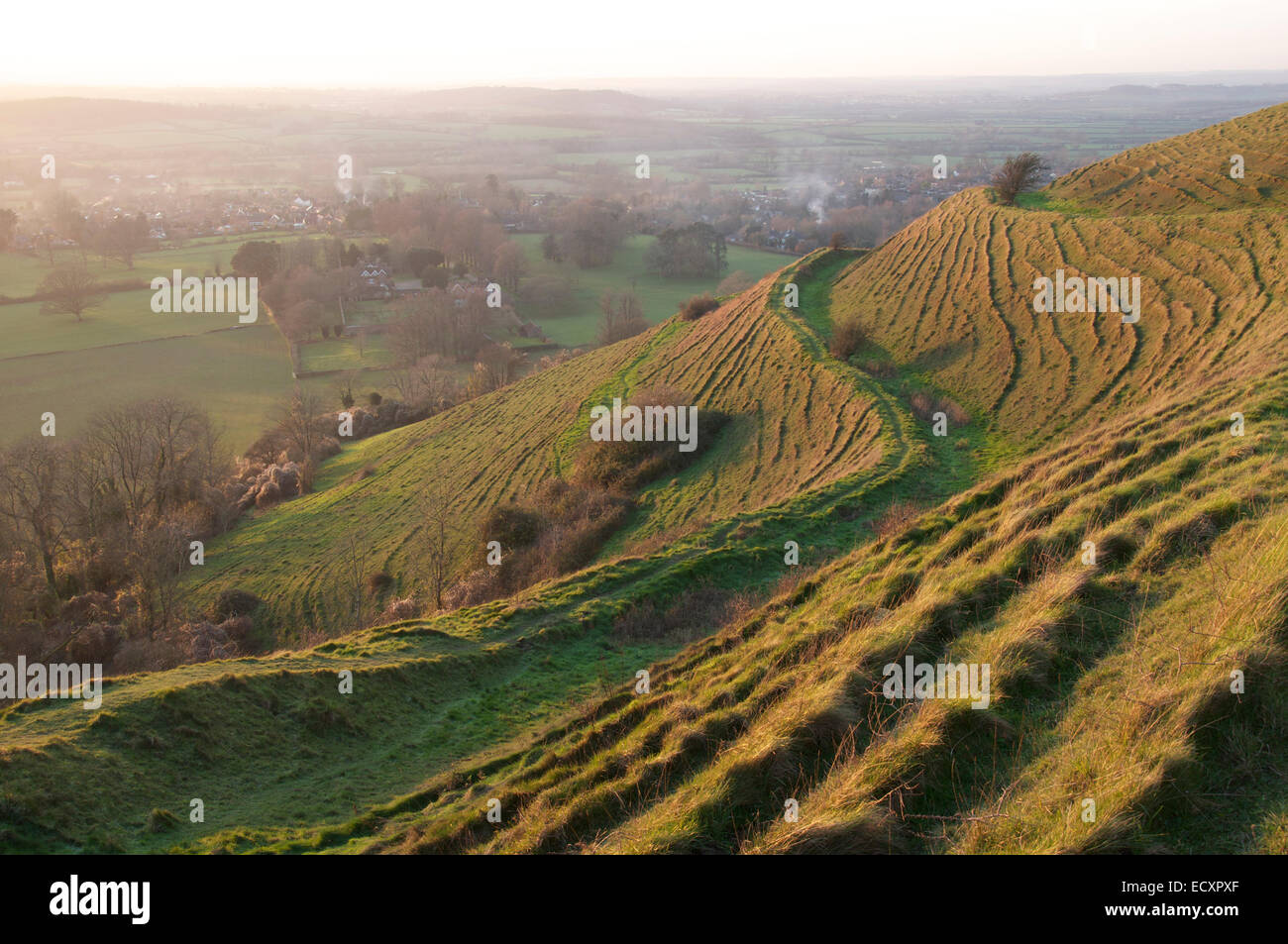 Prähistorische Großbritannien. Die Wälle und Gräben der alten Wallburg der Eisenzeit in Hambledon Hill, mit Blick auf die Blackmore Vale in Dorset, England. Stockfoto