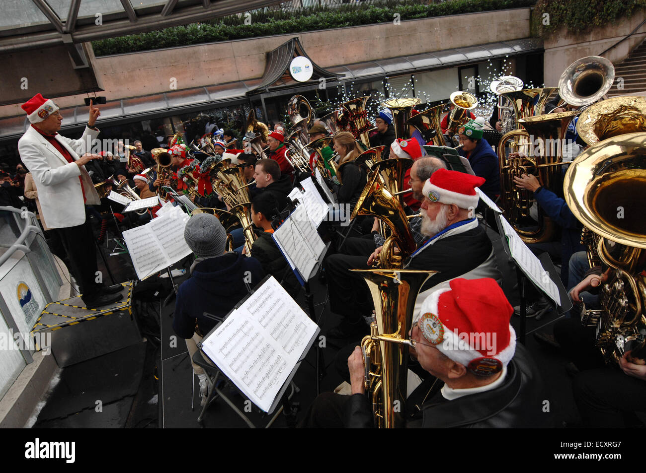 Vancouver. 21. Dezember 2014. Tenor und Bass Tuba Spieler führen Weihnachtslieder und Lieder während der 41. Tuba Weihnachten 2014 Jahresveranstaltung neben der Eisbahn Robson Square in Vancouver, Kanada, Dec.21, 2014. Diese ungewöhnliche Weihnachts-Tradition hat sich in über 200 Städten auf der ganzen Welt etabliert. Konzipiert von Tuba virtuose Harvey Phillips zu Ehren seines Lehrers, der späten William J. Bell wurde das erste Tuba Weihnachts-Event am Rockefeller Center in New York im Jahr 1974 vorgestellt. Bildnachweis: Sergei Bachlakov/Xinhua/Alamy Live-Nachrichten Stockfoto