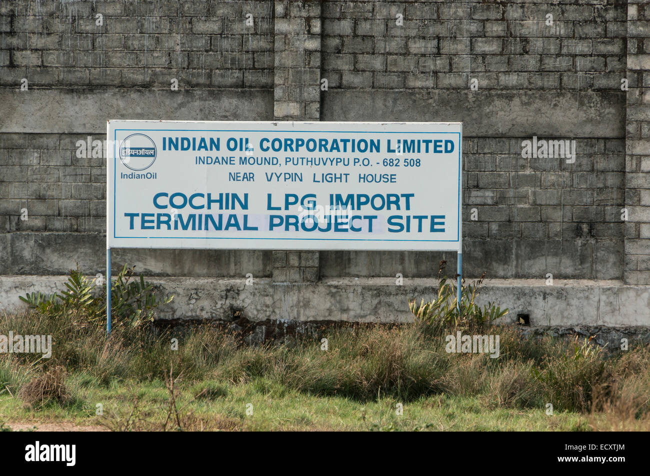 Kerala, Indien - Cochin. Flüssiggas importieren terminal Baustelle am Puthuvype Strand. Stockfoto