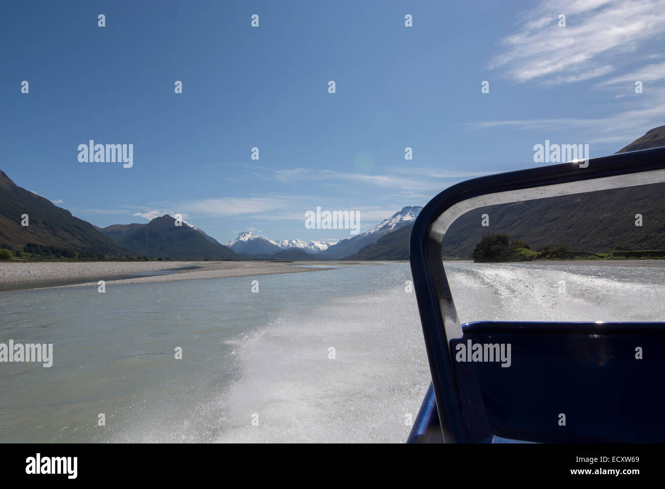 Eine aufregende High-Speed-fahren in einem Jet-Boot am Fluss Dart in Neuseeland inmitten traumhafter Landschaft. Stockfoto