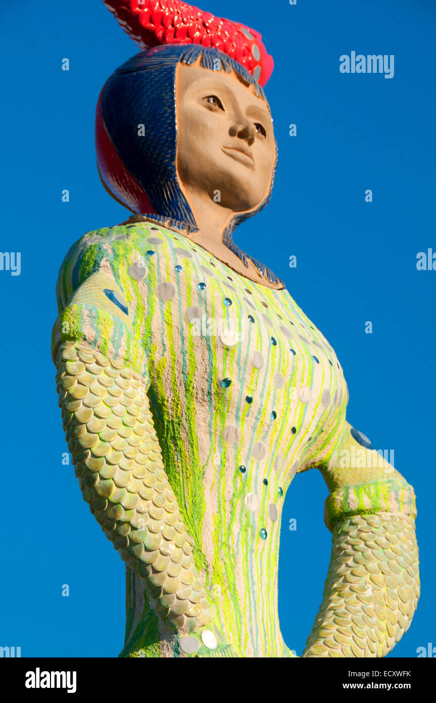 Ein Fisch, zwei Fische, roter Fisch blau Fisch - Bäume in der Stadt, Embarcadero Spaziergang, San Diego, Kalifornien Stockfoto