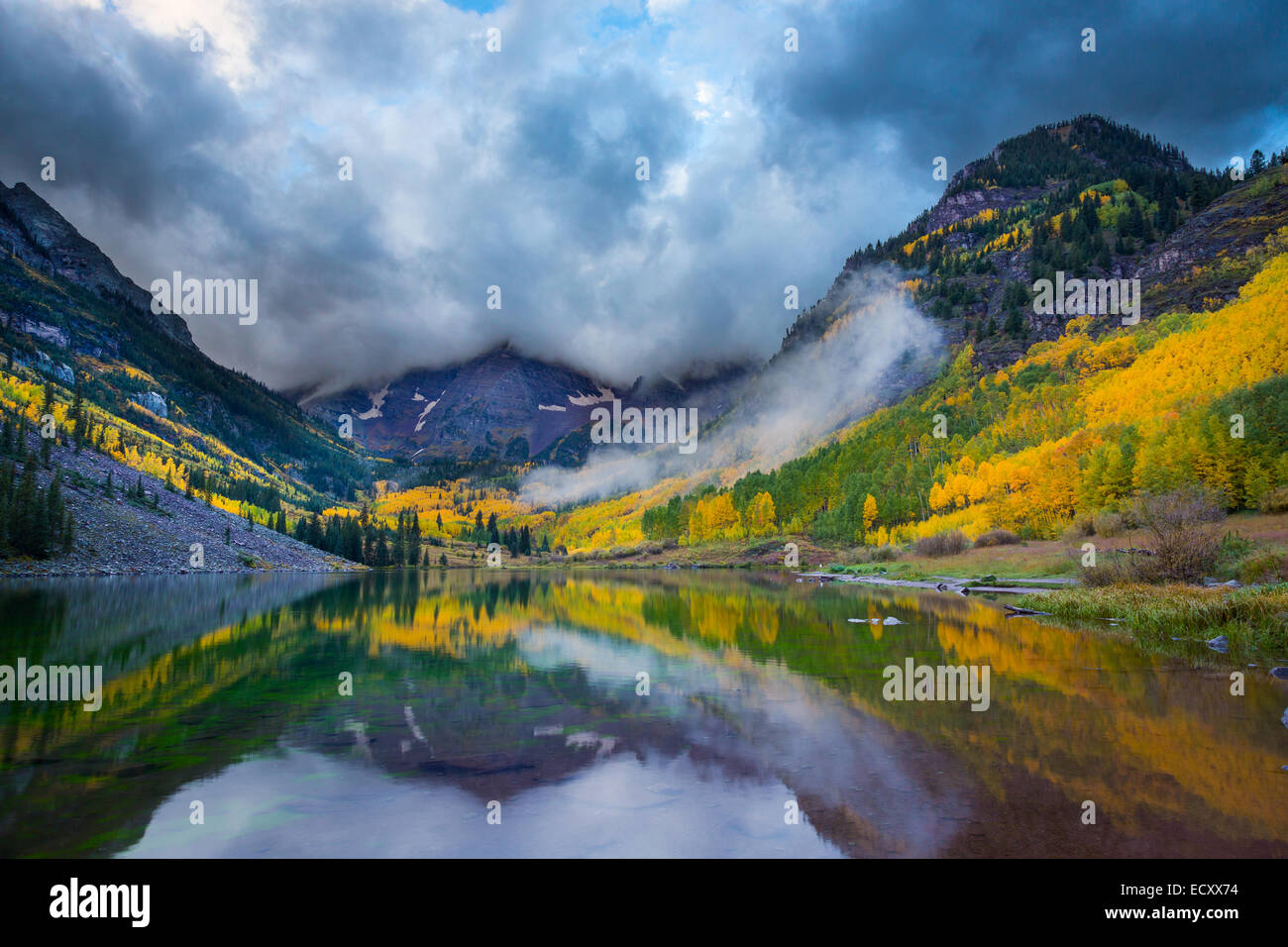 Die Maroon Bells sind zwei Gipfel in der Elk Mountains, Maroon Peak und North Maroon Peak, um etwa ein Drittel von einer Meile getrennt. Stockfoto