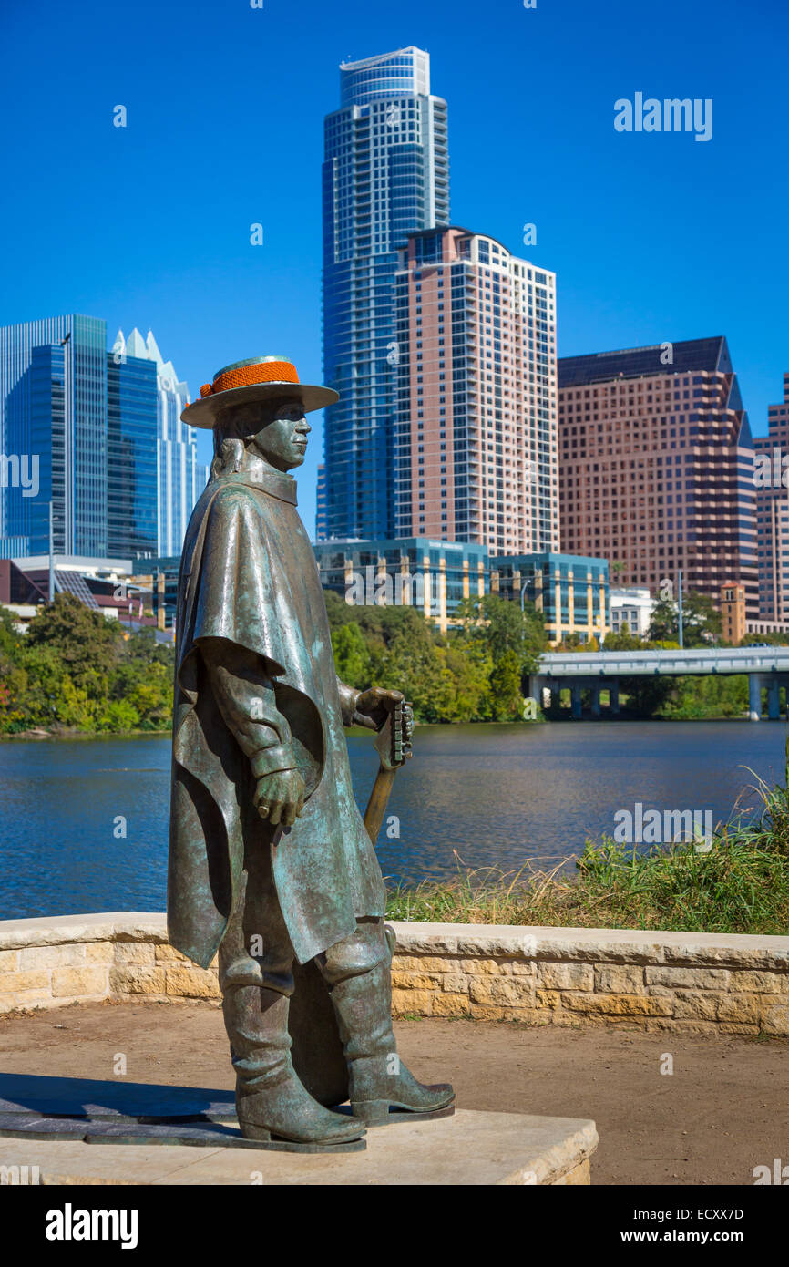 Stevie Ray Vaughan Memorial ist eine Bronzeskulptur von Stevie Ray Vaughan von Ralph Helmick, befindet sich in Austin, Texas Stockfoto