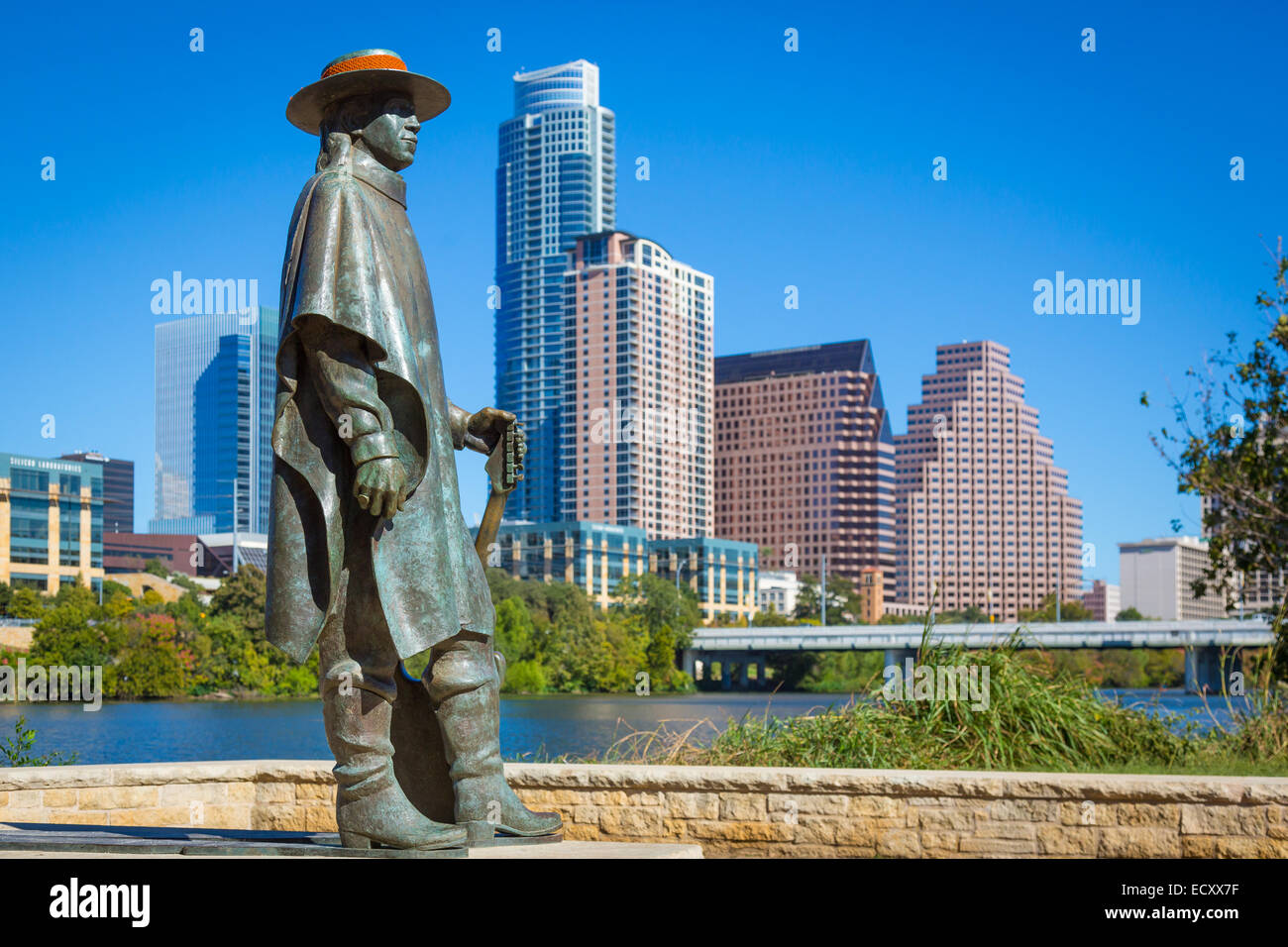 Stevie Ray Vaughan Memorial ist eine Bronzeskulptur von Stevie Ray Vaughan von Ralph Helmick, befindet sich in Austin, Texas Stockfoto