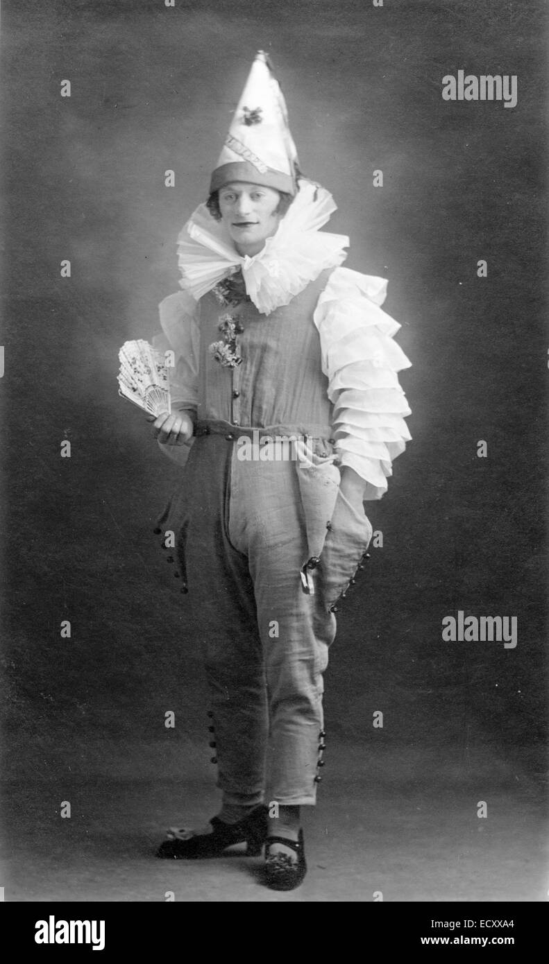 Um 1920 Schwarz-Weiß-Studioportrait von Cyril Fairman, Bandleader. Junger Mann in seinen Zwanzigern, in Clown-Outfit, Blick auf den Betrachter. Stockfoto