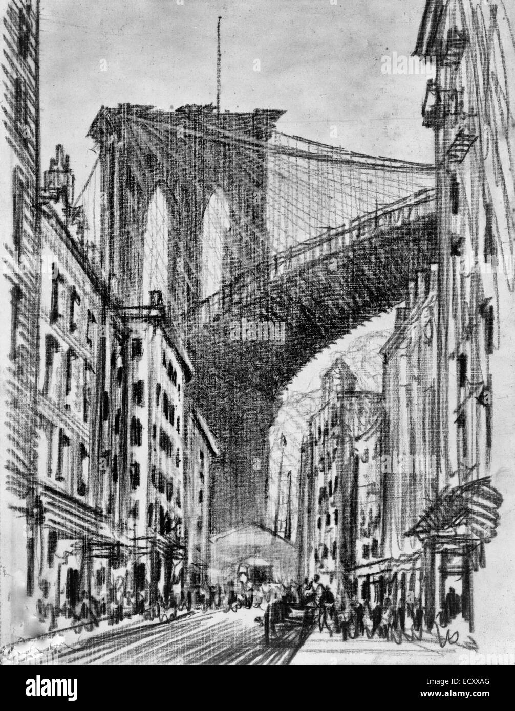 Mietskasernen unter Brooklyn Bridge (Brooklyn Bridge Mietskasernen) - New York City. Diagonale Blick auf überfüllten Straßen, kritzelte Figuren auf Gehwegen, Wagen auf der Straße. Im Hintergrund ist die Szene dominieren Brooklyn Bridge, zwei Bögen der Unterstützung zeigt Himmel darüber hinaus, ca. 1909 Stockfoto