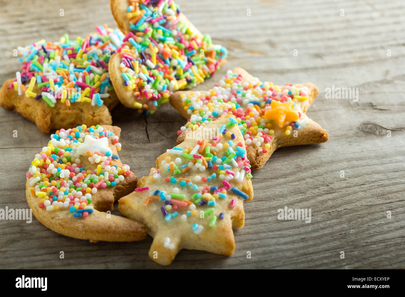 Weihnachten selbstgemachte Lebkuchen Formen auf Holztisch Stockfoto