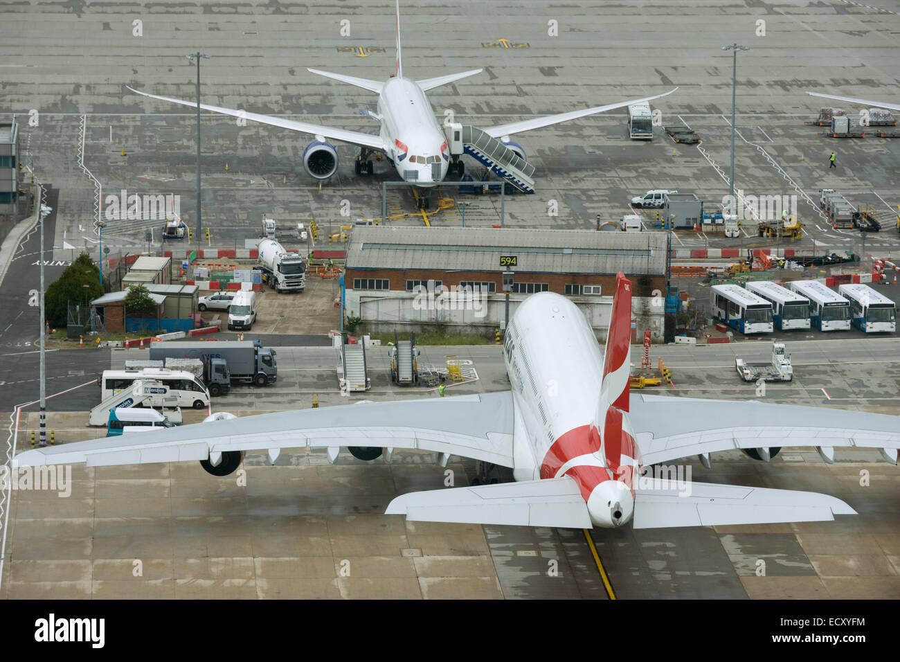 Luftbild (vom Kontrollturm) zeigt Weite des Flughafen landen mit Flugzeuge am Flughafen London Heathrow. Stockfoto