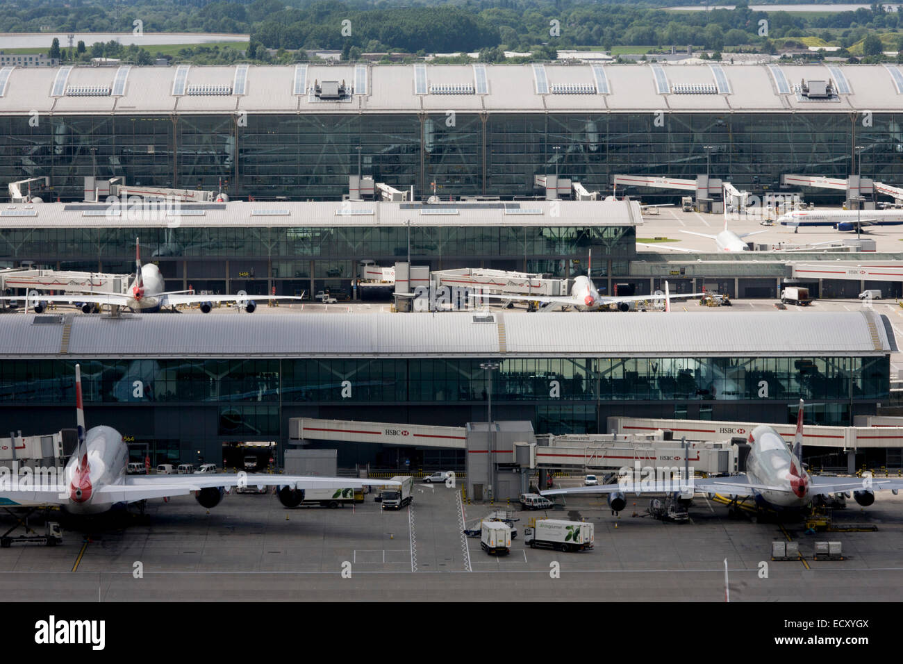 Luftbild (von Terminal 5, vom Kontrollturm) zeigt Weite des Flughafen landen mit Flugzeuge am Flughafen London Heathrow. Stockfoto