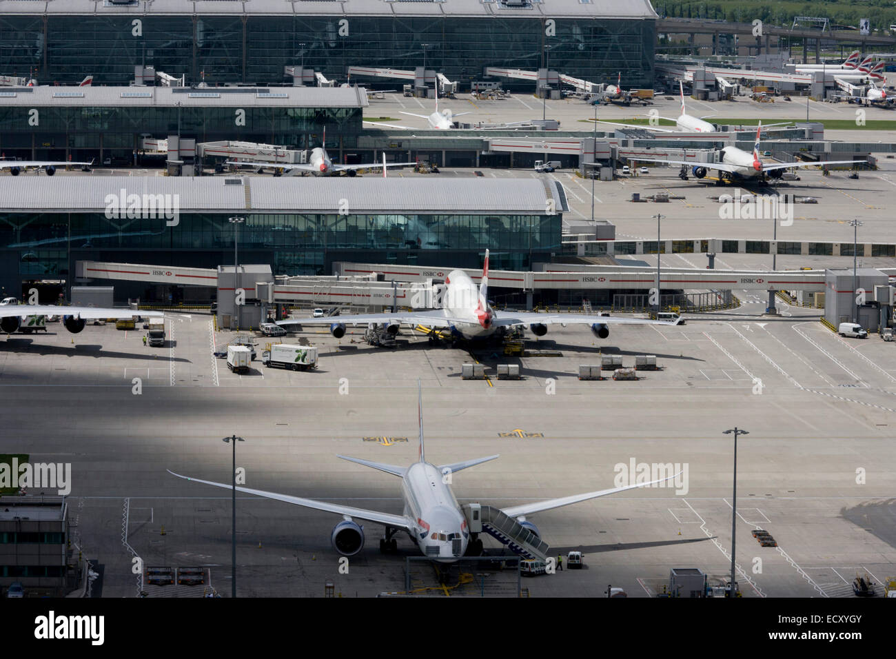 Luftbild (von Terminal 5, vom Kontrollturm) zeigt Weite des Flughafen landen mit Flugzeuge am Flughafen London Heathrow. Stockfoto