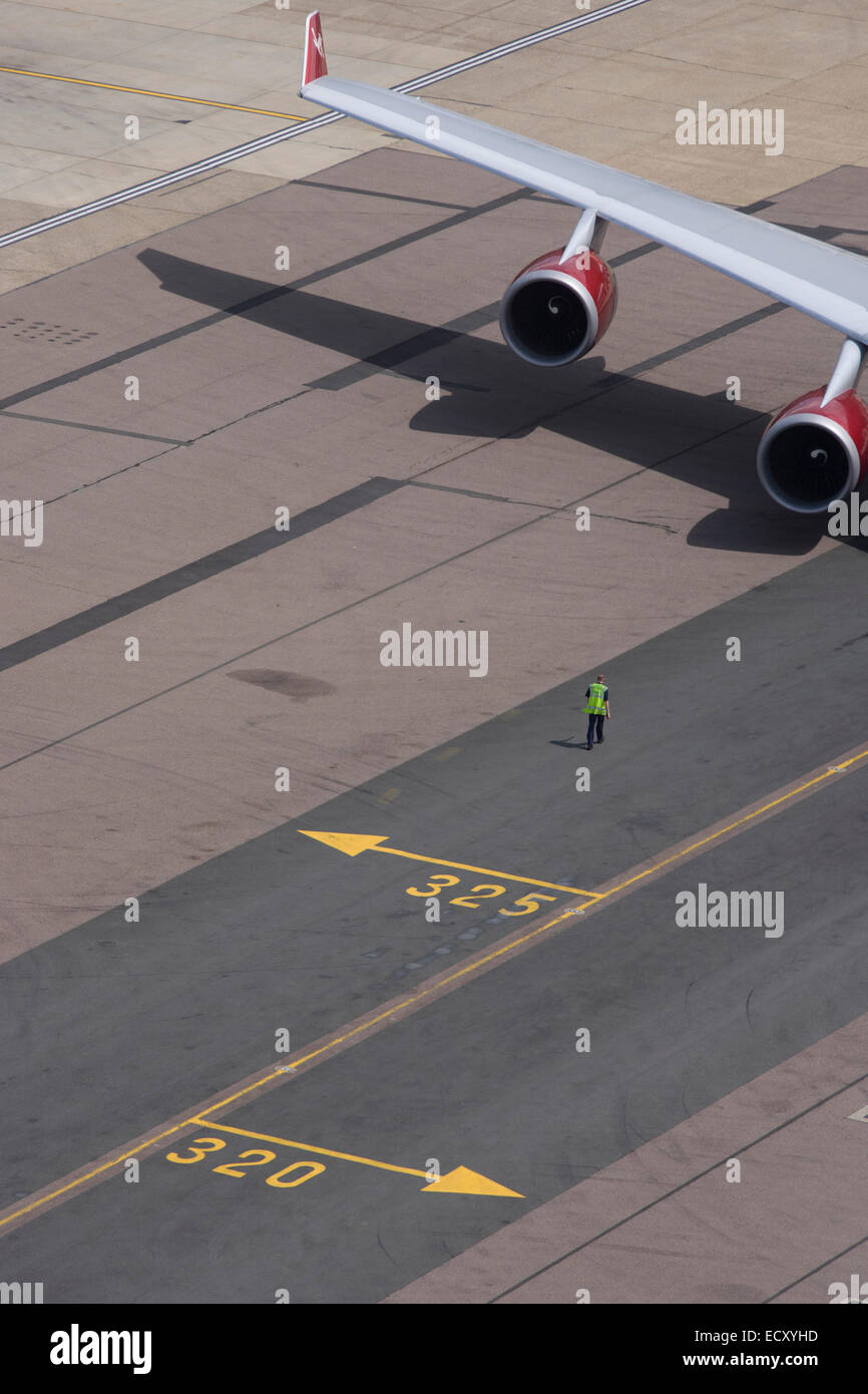 Luftbild (vom Kontrollturm) Flughafen Rampe Marschall und Verkehrsflugzeug Flügel am Flughafen London Heathrow. Stockfoto