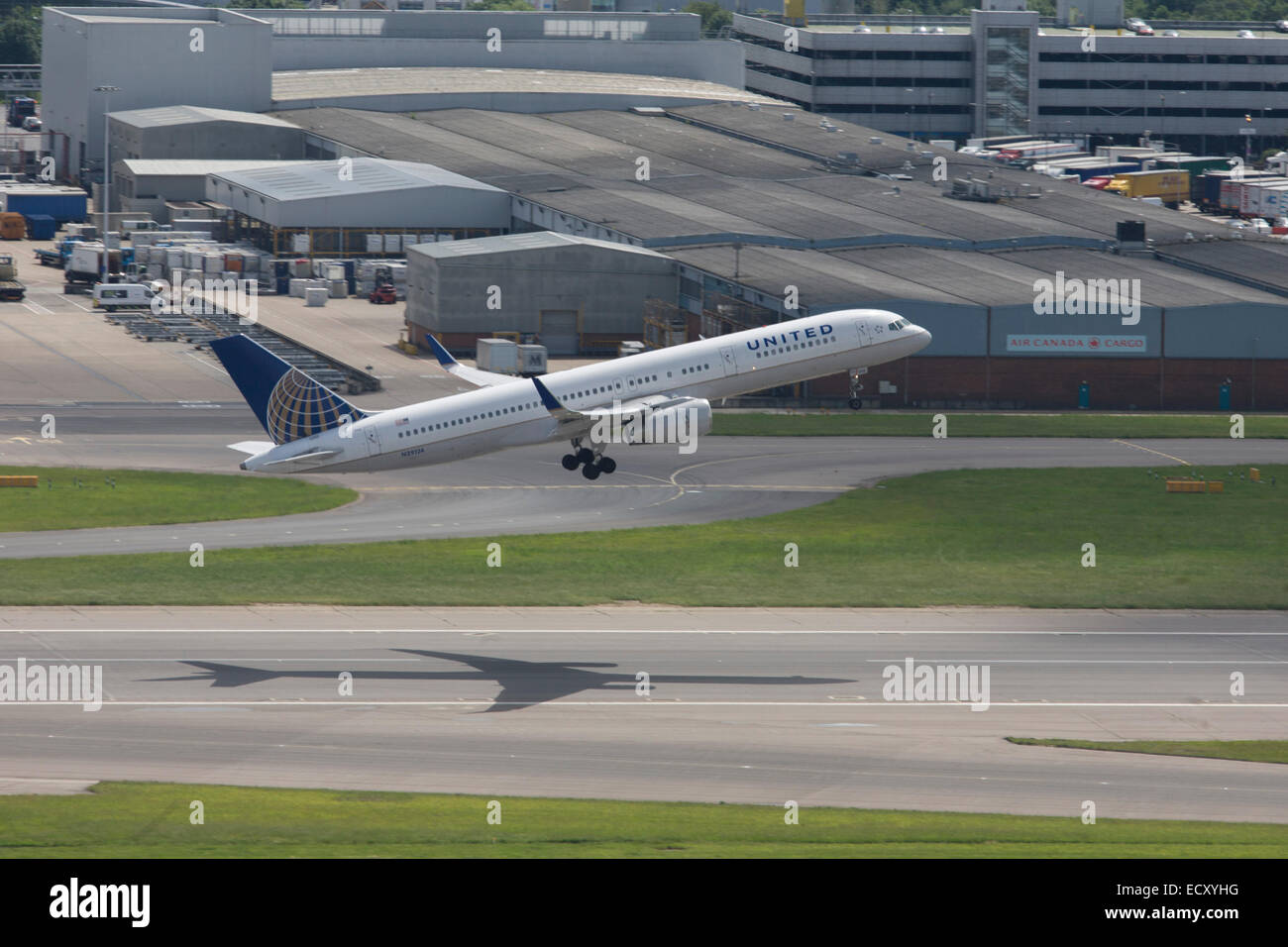 United Airlines Boeing Verkehrsflugzeug nimmt Start vom südlichen Start-und Landebahn am Flughafen London Heathrow. Stockfoto