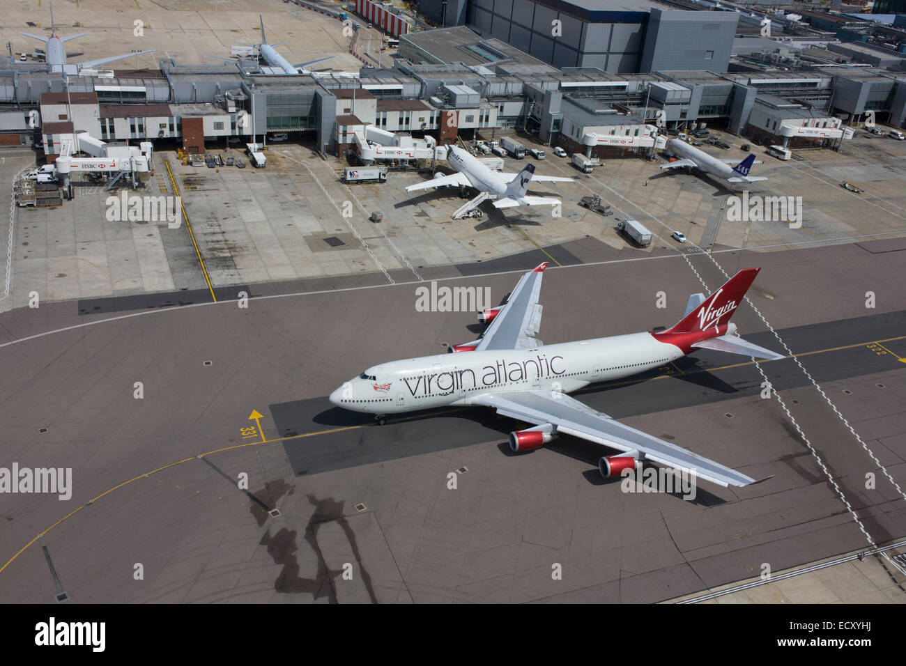 Luftaufnahme (vom Kontrollturm) des Rollens Virgin Atlantic 747 Flugzeug am Flughafen London Heathrow. Stockfoto