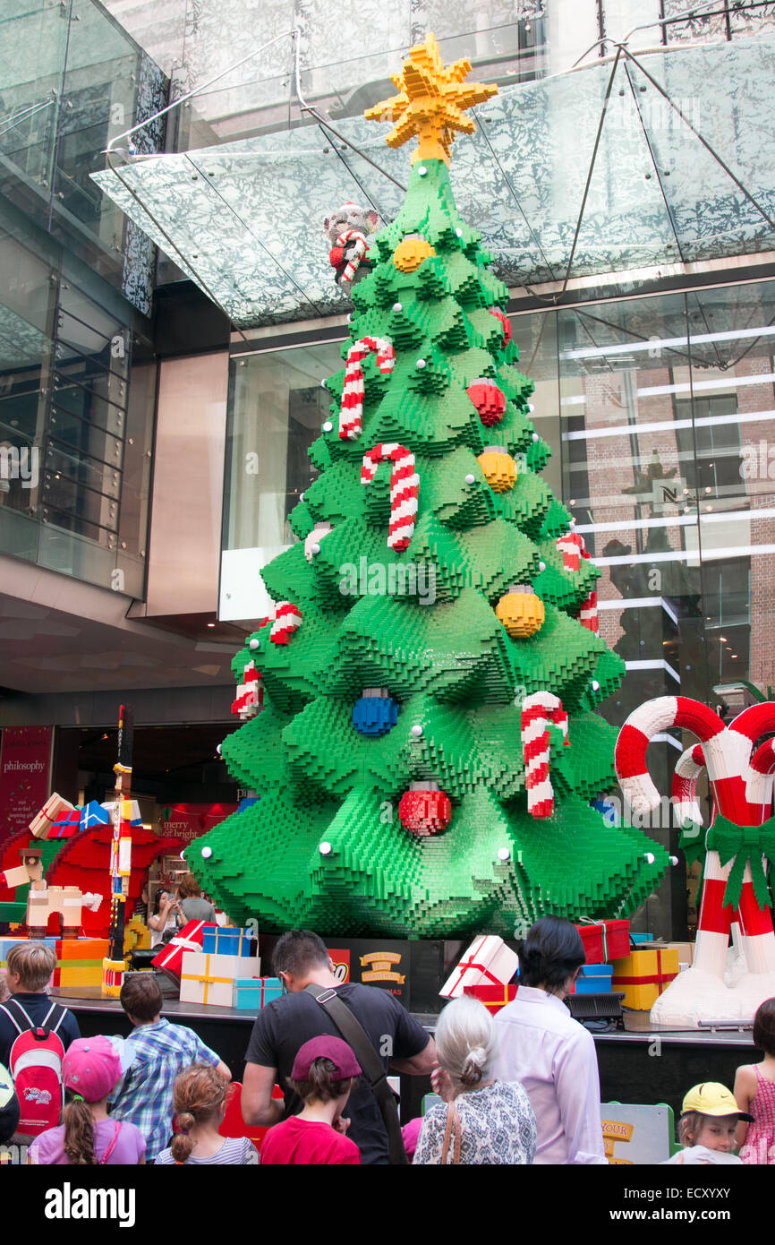 Sydney, Australien. 22. Dezember 2014. Die Lego Weihnachtsbaum enthält mehr  als eine halbe Millionen Legosteine und dauerte 5 Personen mehr als 1200  Stunden um zu bauen, es ist der größte Lego Weihnachtsbaum