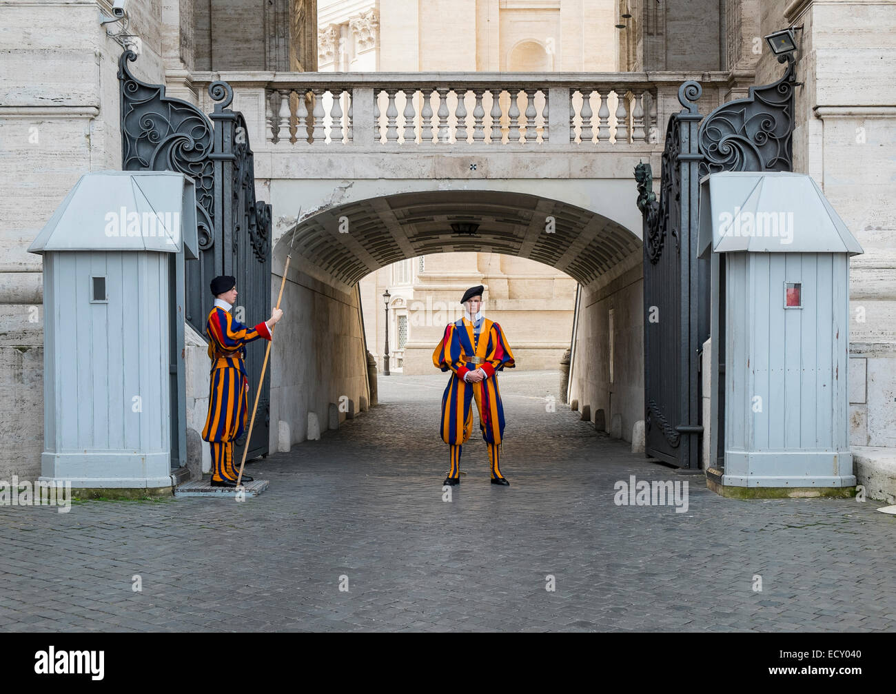 2 zwei Schweizer Garde bewacht Vatikanstadt Rom Italien Stockfoto