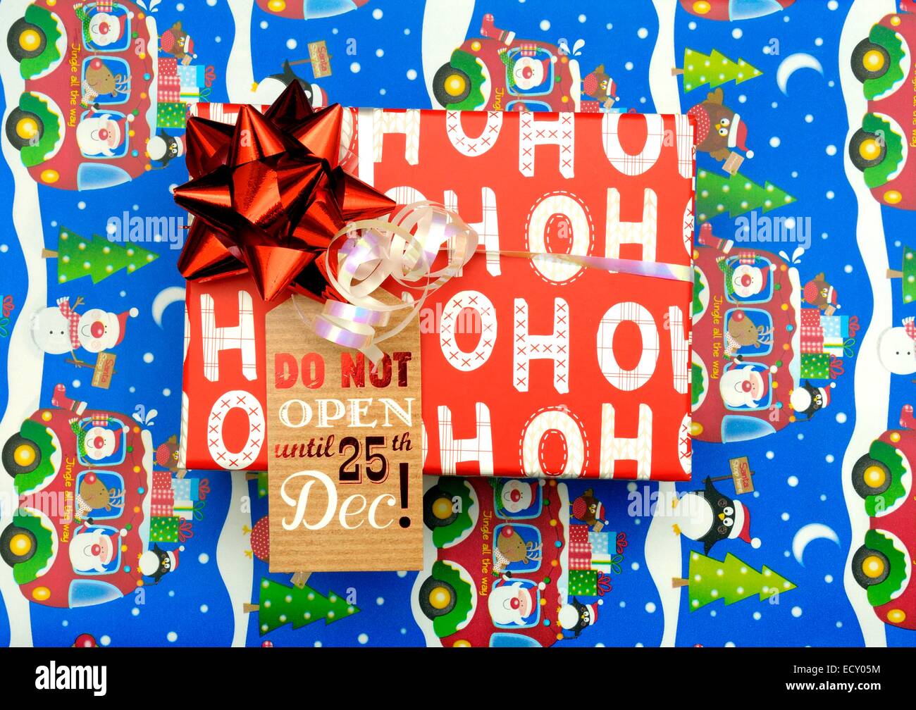 Ho Ho Ho-Weihnachts-Geschenk-Box mit tun nicht offen Auberginenscheiben 25TH Dezember Stockfoto