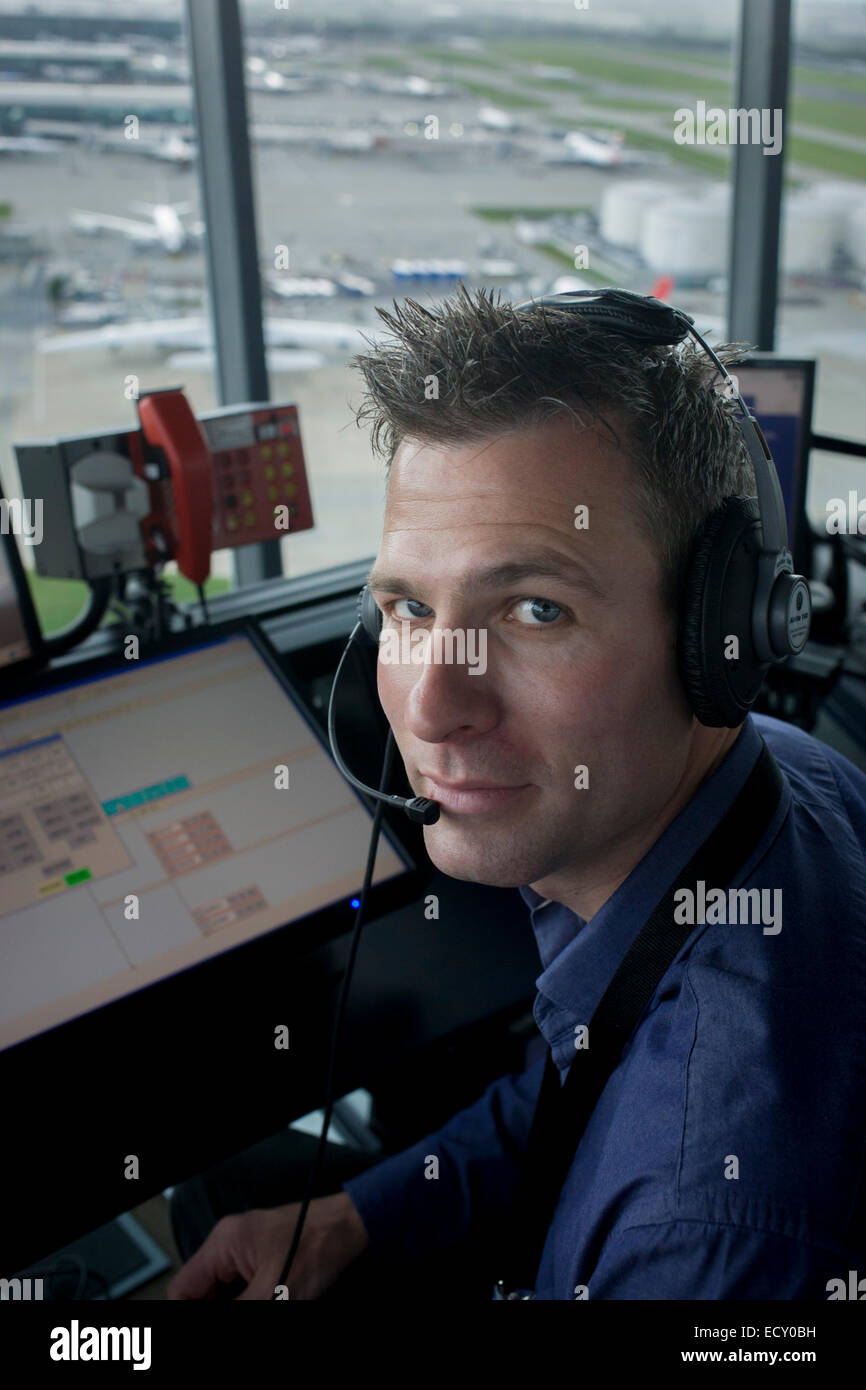 NATS Heathrow Fluglotse im Kontrollturm am Flughafen Heathrow, London. Stockfoto