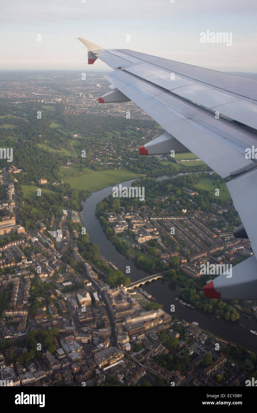 Fensteransicht Sitz der mittleren Kanal Flugzeug Flügel und des Luftraums über Richmond, West London. Stockfoto