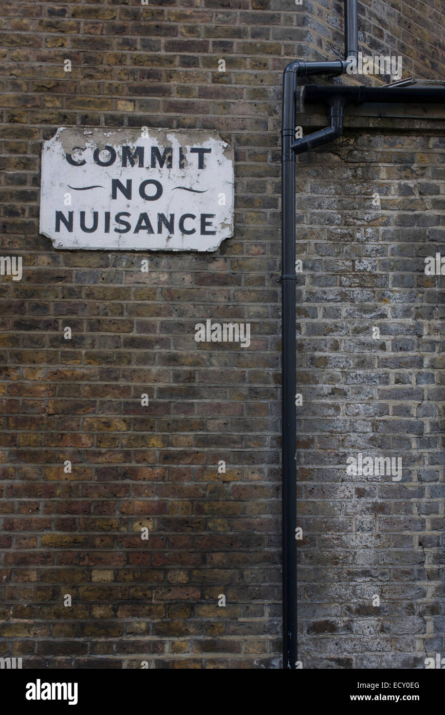 Eine viktorianische "Begehen kein Ärgernis" Schild an der Wand ein South London kirchlichen Räumlichkeiten. Stockfoto