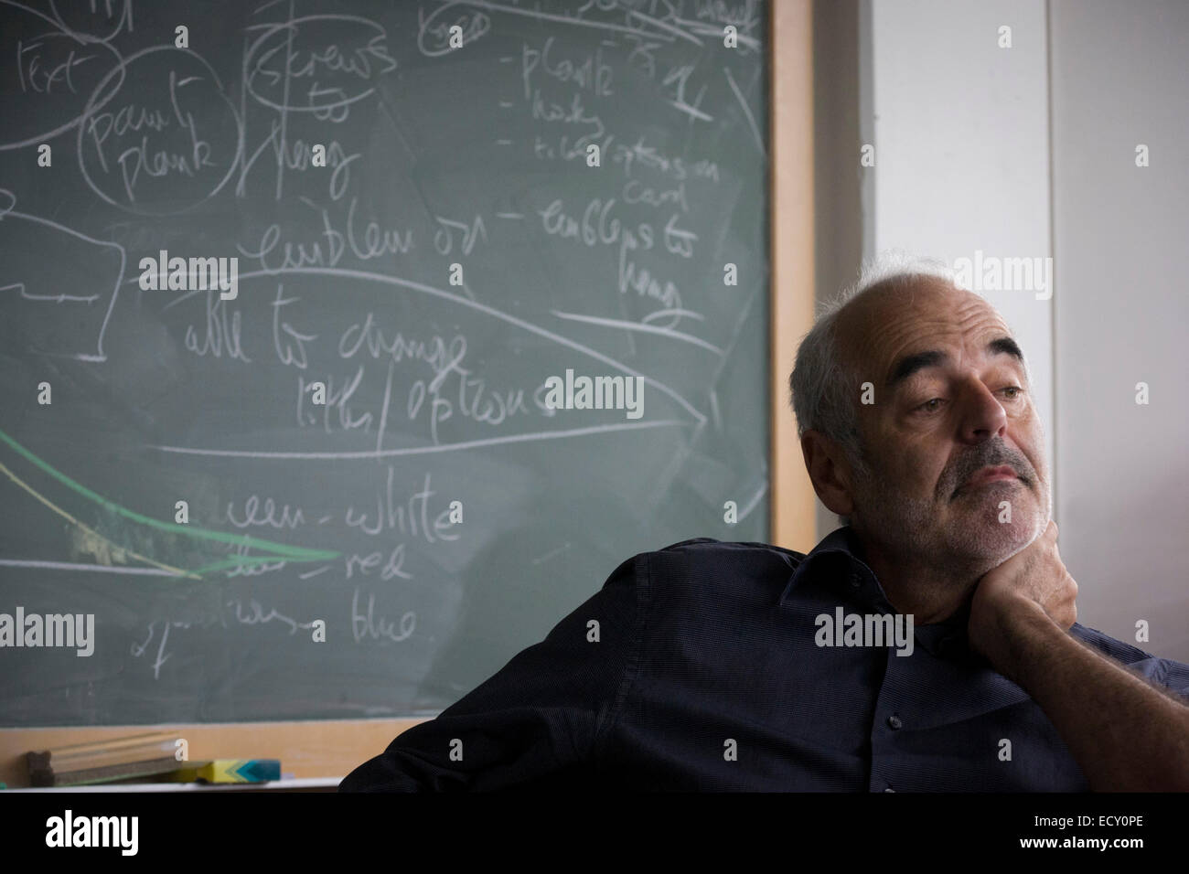 Porträt der Mathematiker und Risiko-Guru, Professor Sir David Spiegelhalter mit Blackboard Funktionsweise der Wahrscheinlichkeit. Stockfoto