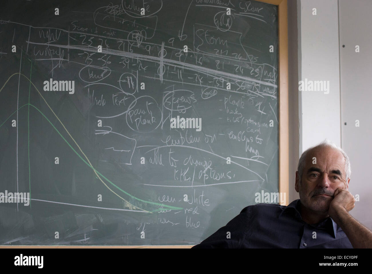 Porträt der Mathematiker und Risiko-Guru, Professor Sir David Spiegelhalter mit Blackboard Funktionsweise der Wahrscheinlichkeit. Stockfoto