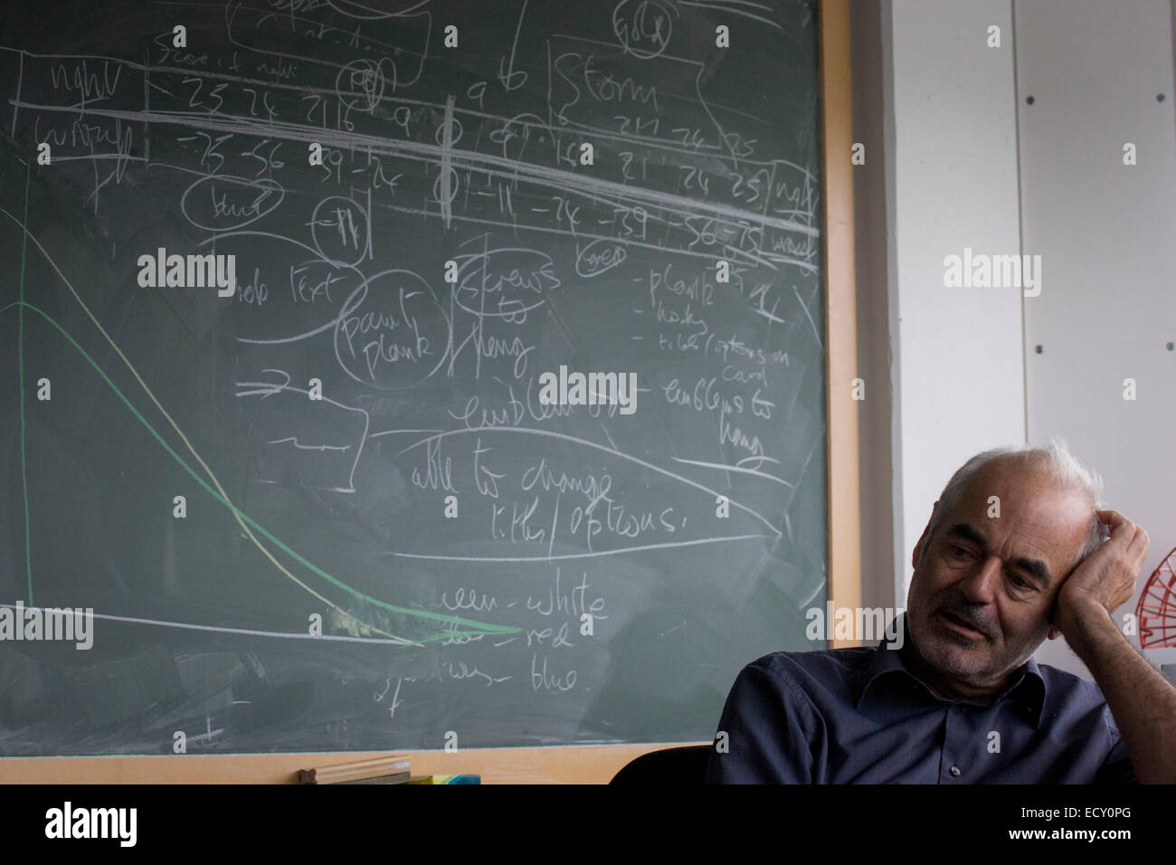 Porträt der Mathematiker und Risiko-Guru, Professor Sir David Spiegelhalter mit Blackboard Funktionsweise der Wahrscheinlichkeit. Stockfoto