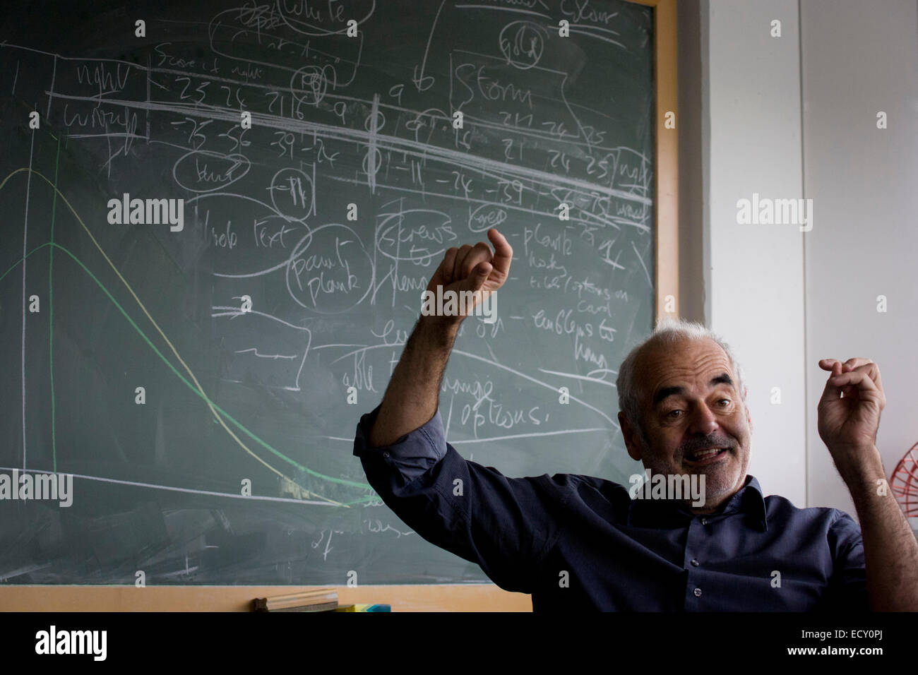 Porträt der Mathematiker und Risiko-Guru, Professor Sir David Spiegelhalter mit Blackboard Funktionsweise der Wahrscheinlichkeit. Stockfoto