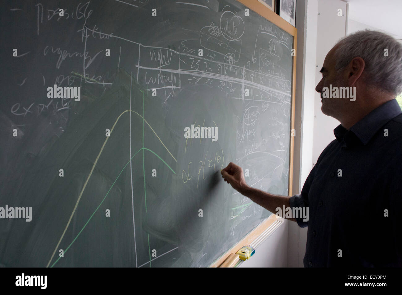 Porträt der Mathematiker und Risiko-Guru, Professor Sir David Spiegelhalter Tafel Funktionsweise der Wahrscheinlichkeit zu schreiben. Stockfoto