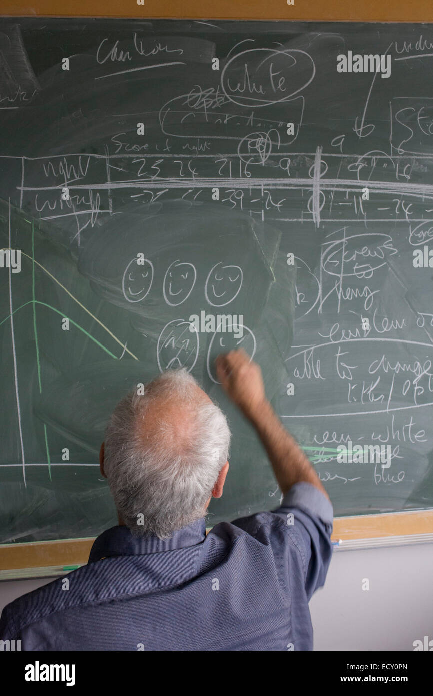 Porträt der Mathematiker und Risiko-Guru, Professor Sir David Spiegelhalter Tafel Funktionsweise der Wahrscheinlichkeit zu schreiben. Stockfoto