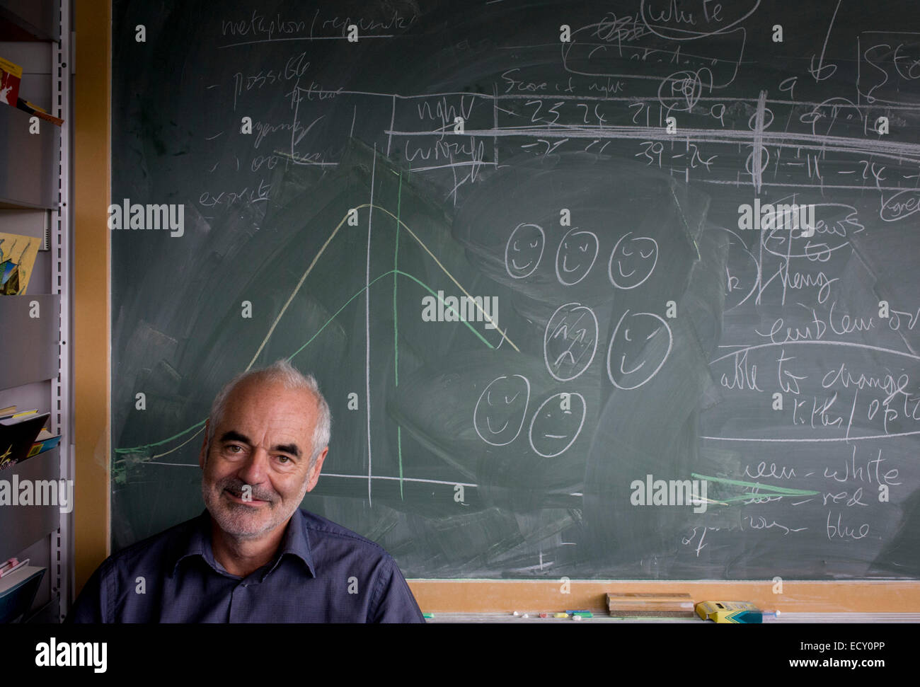 Porträt der Mathematiker und Risiko-Guru, Professor Sir David Spiegelhalter mit Blackboard Funktionsweise der Wahrscheinlichkeit. Stockfoto