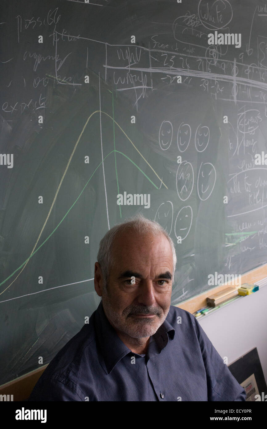 Porträt der Mathematiker und Risiko-Guru, Professor Sir David Spiegelhalter mit Blackboard Funktionsweise der Wahrscheinlichkeit (Beschreibung) Stockfoto