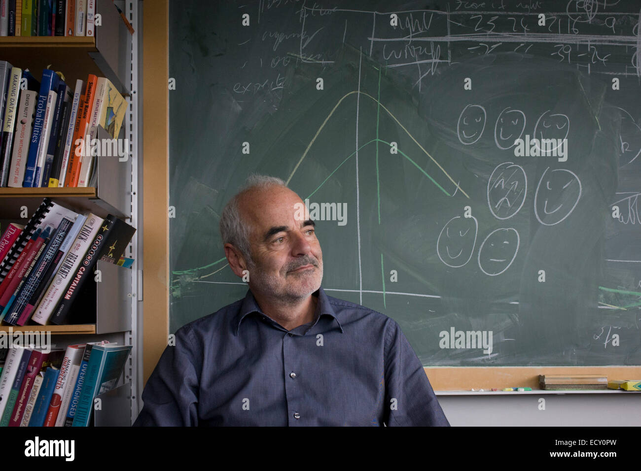 Porträt der Mathematiker und Risiko-Guru, Professor Sir David Spiegelhalter mit Blackboard Funktionsweise der Wahrscheinlichkeit (Beschreibung) Stockfoto