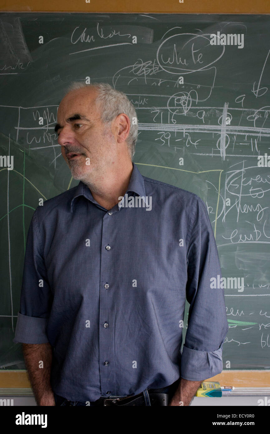 Porträt der Mathematiker und Risiko-Guru, Professor Sir David Spiegelhalter mit Blackboard Funktionsweise der Wahrscheinlichkeit (Beschreibung) Stockfoto