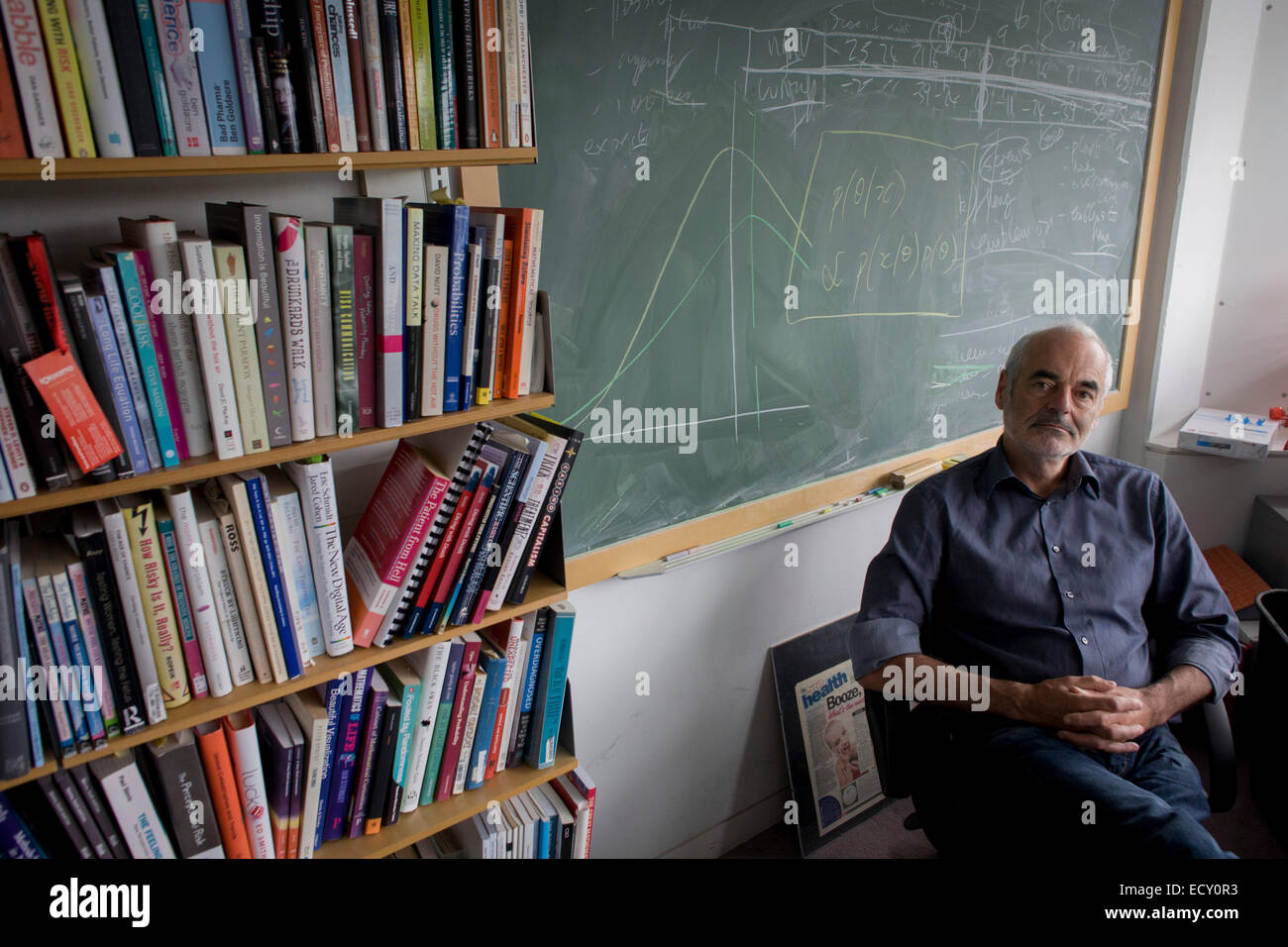 Porträt der Mathematiker und Risiko-Guru, Professor Sir David Spiegelhalter mit Blackboard Funktionsweise der Wahrscheinlichkeit (Beschreibung) Stockfoto