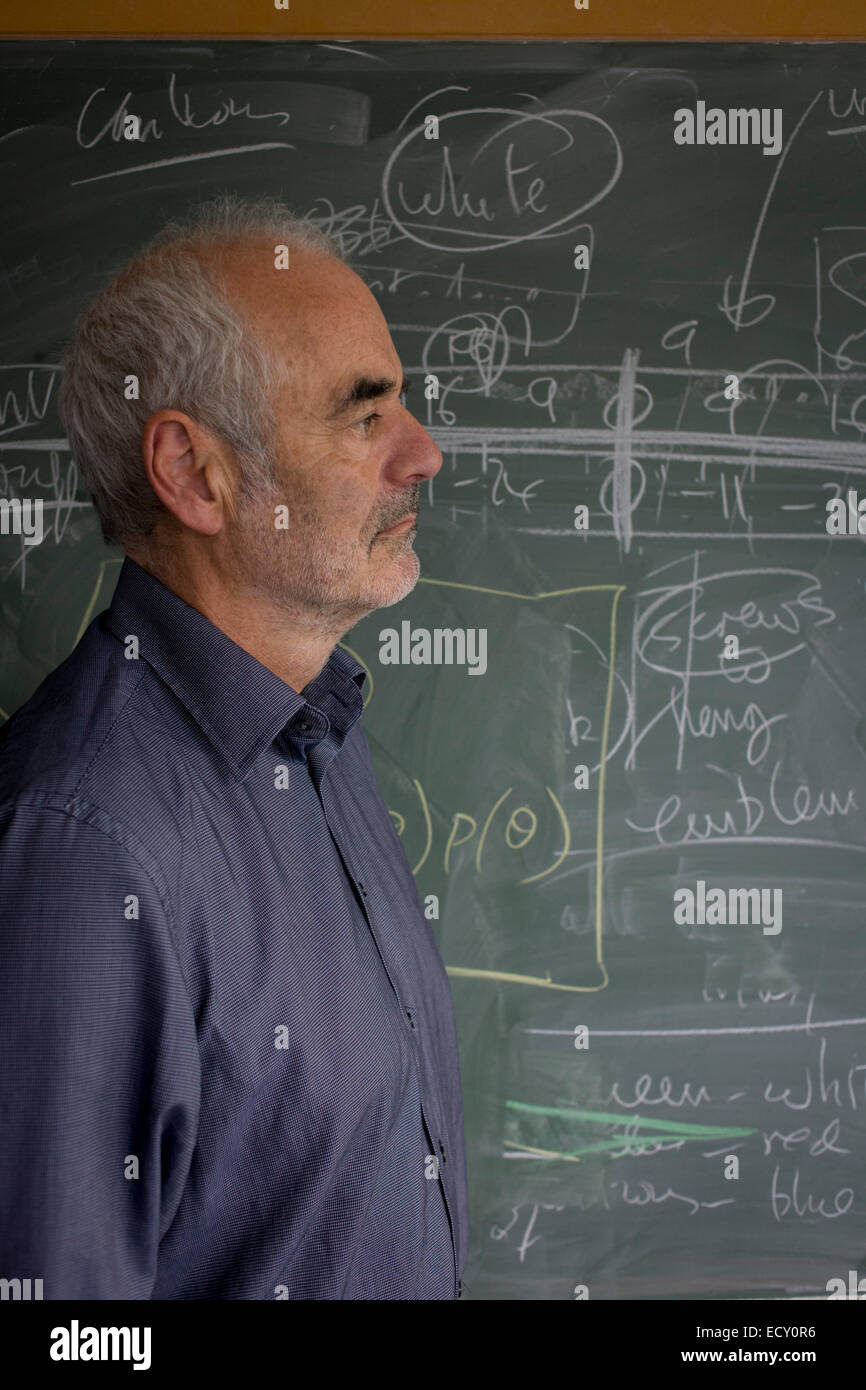 Porträt der Mathematiker und Risiko-Guru, Professor Sir David Spiegelhalter mit Blackboard Funktionsweise der Wahrscheinlichkeit (Beschreibung) Stockfoto